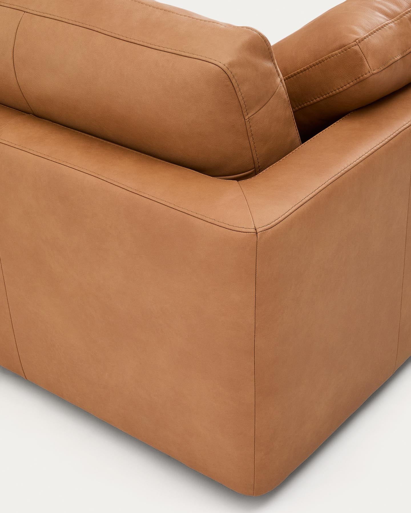 Stilvolles 3-Sitzer-Sofa Gala in edlem braunem Leder, 210 cm, perfekt für gemütliche Abende und modernes Wohndesign.