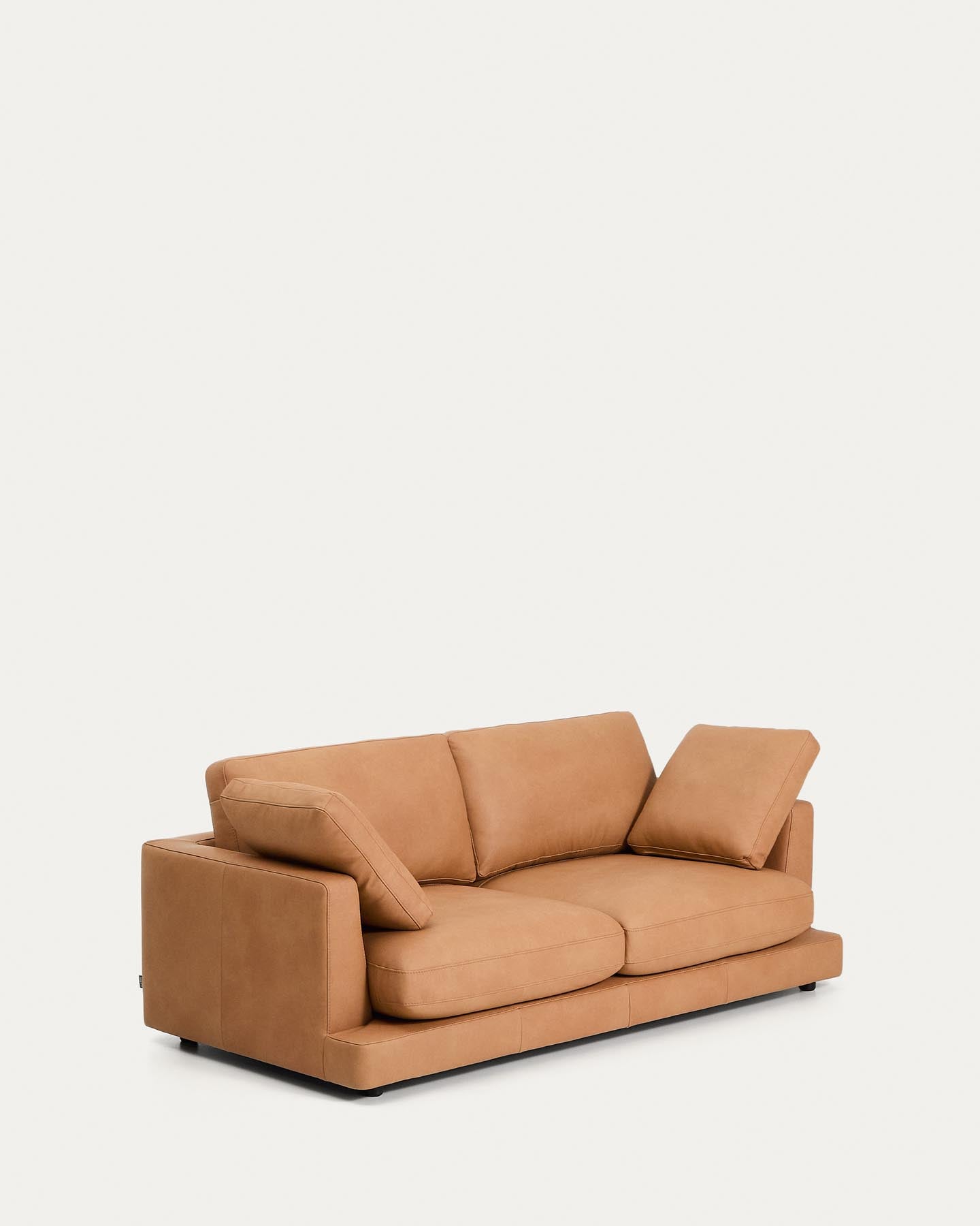 Elegantes 3-Sitzer-Sofa Gala aus hochwertigem braunem Leder, 210 cm, ideal für stilvolle und einladende Wohnräume.