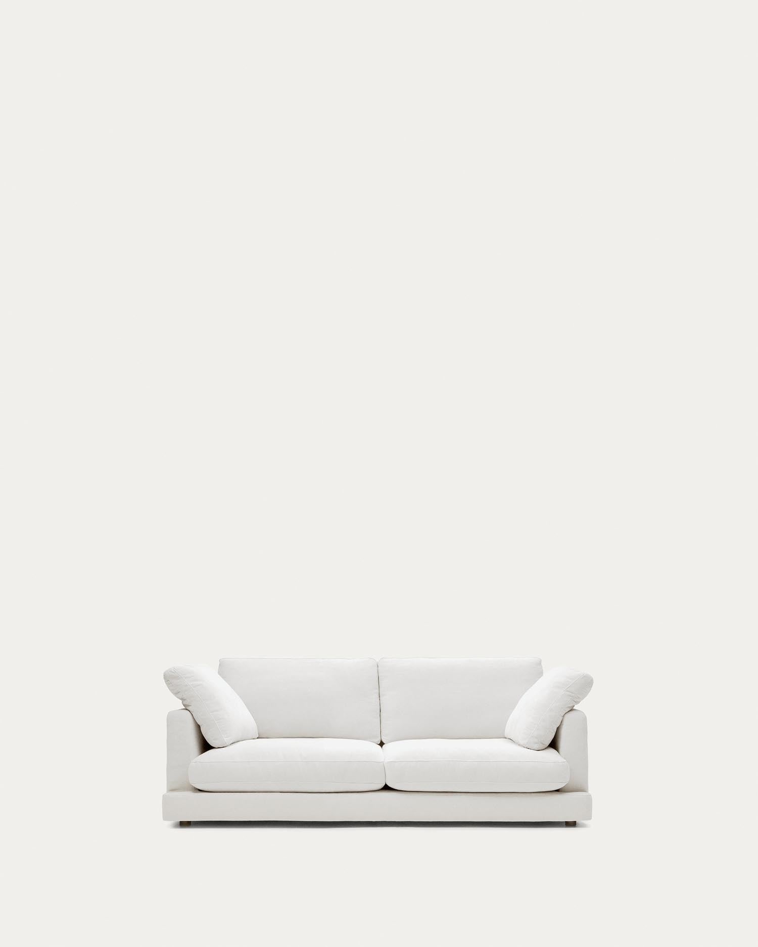 Entdecken Sie das elegante Gala 3-Sitzer-Sofa in Weiss von Kave Home. Komfort, antibakterielle Eigenschaften und modernes Design für Ihr Wohnzimmer.