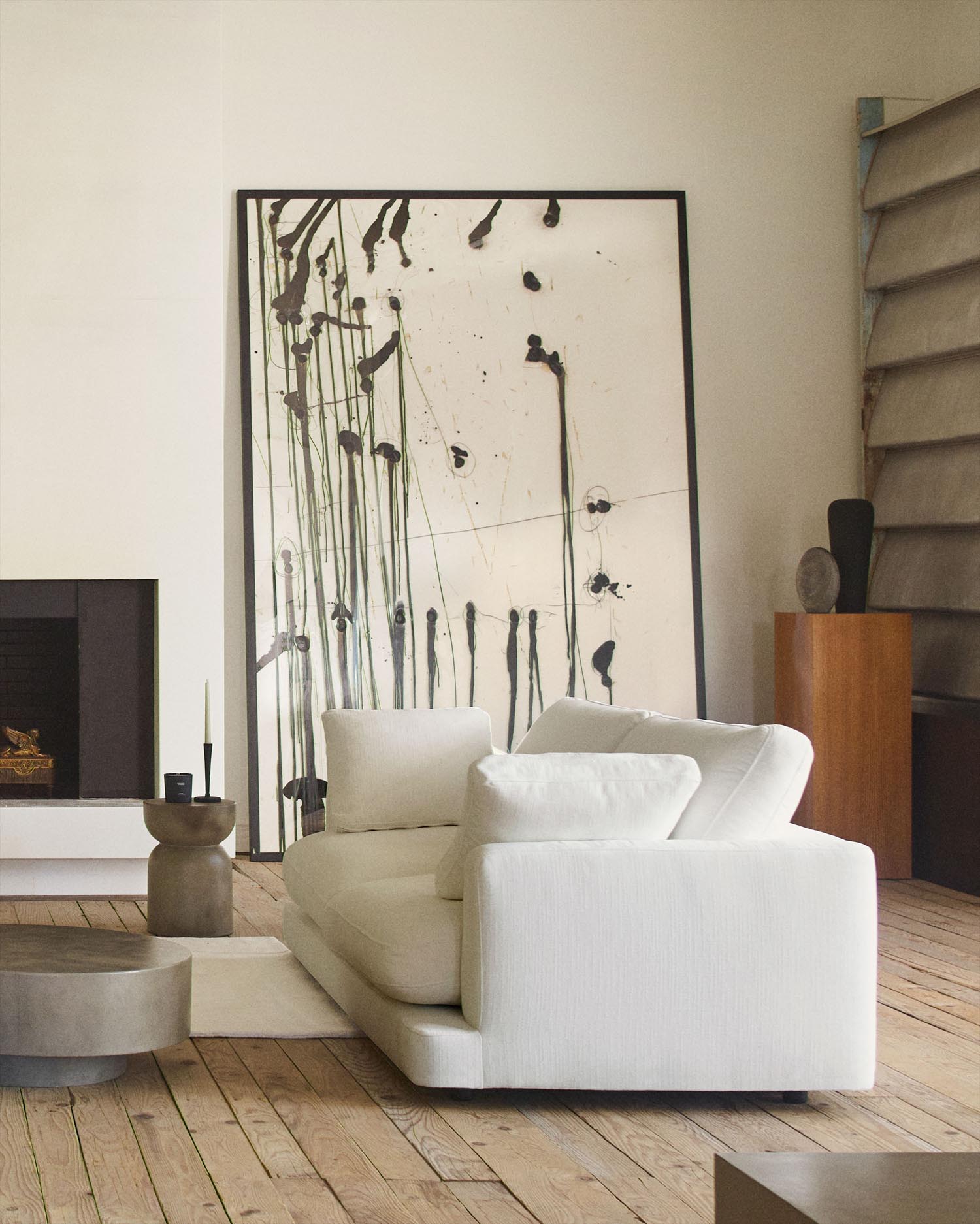 Entdecken Sie das elegante Gala 3-Sitzer-Sofa in Weiss von Kave Home. Perfekt für Ihr Wohnzimmer, bietet es Komfort und zeitloses Design.