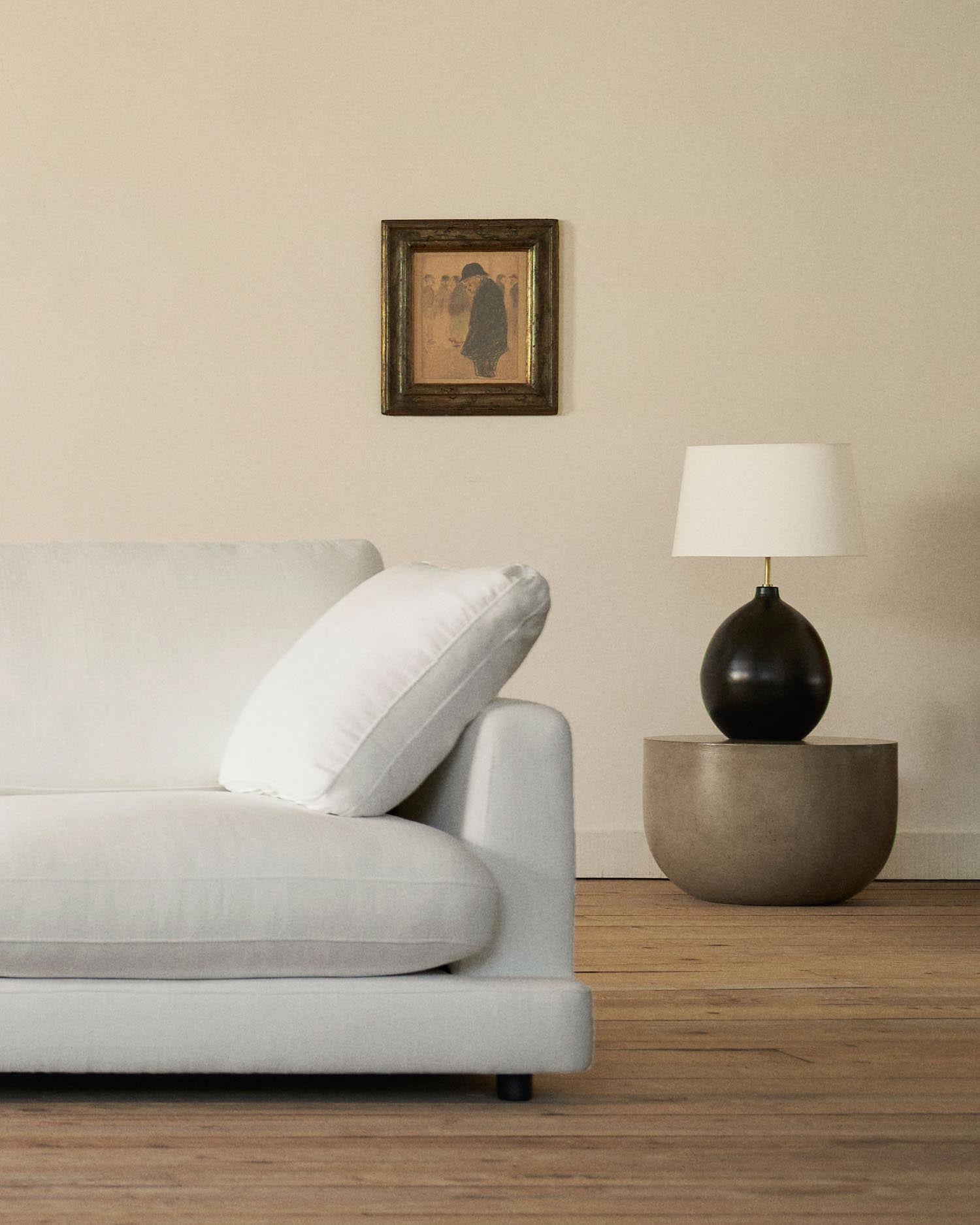 Erleben Sie das stilvolle Gala 3-Sitzer-Sofa in Weiss von Kave Home. Ideal für gesellige Abende und entspannte Momente, vereint es Komfort und Eleganz.