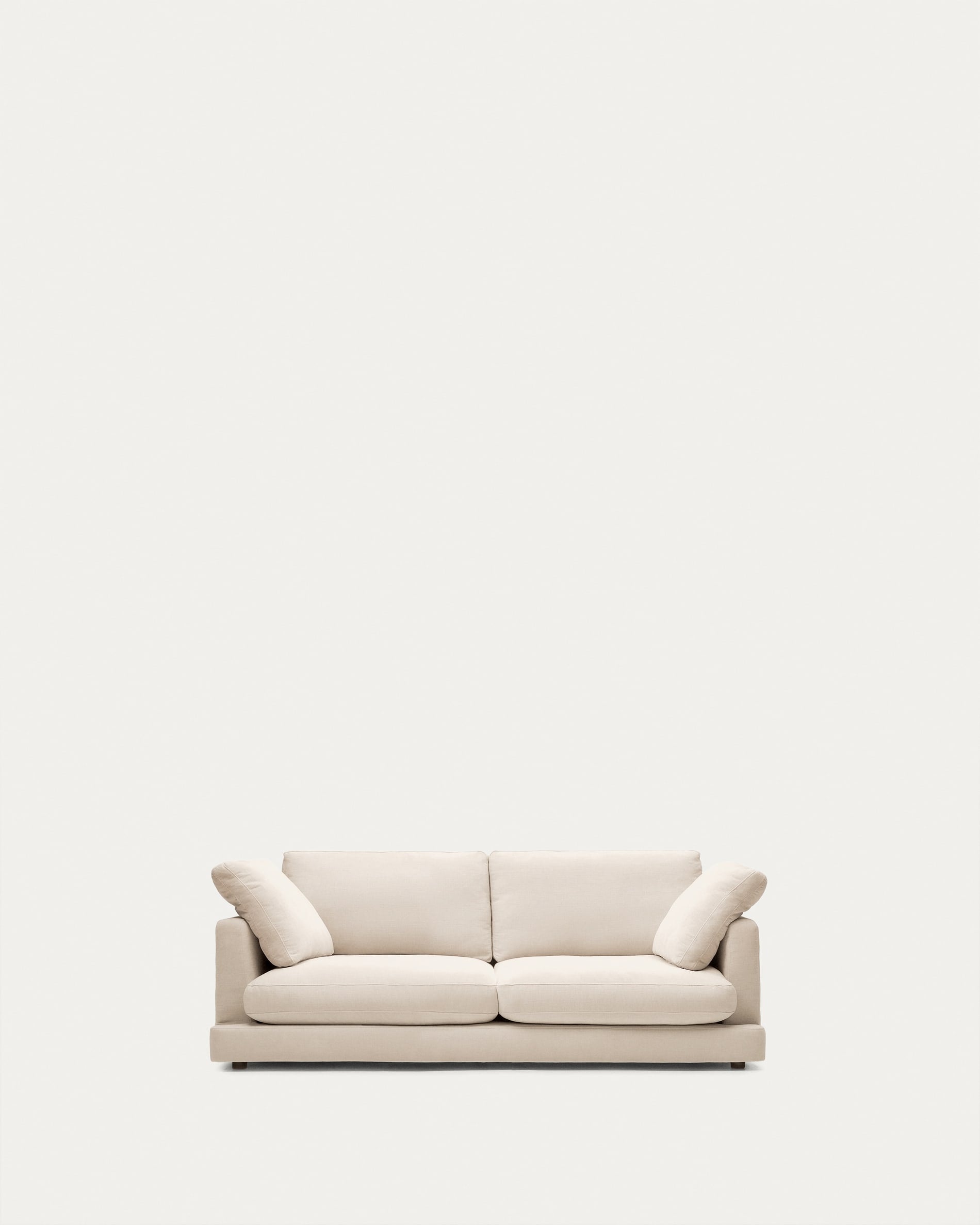 Erlebe das Gala 3-Sitzer Sofa in Beige von Kave Home: Stilvolles, gemütliches Design, nachhaltige Materialien und optimaler Komfort für dein Wohnzimmer.