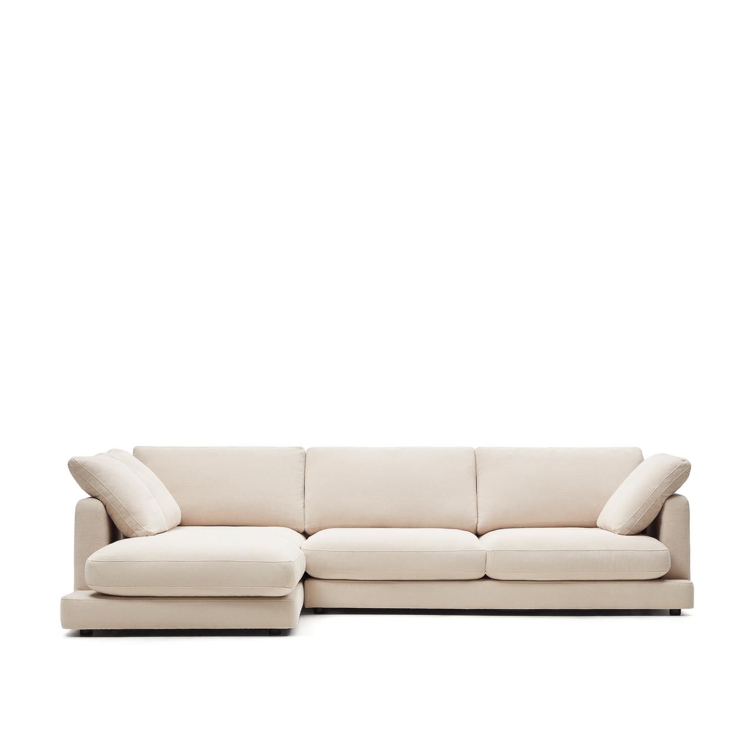 Entdecken Sie das stilvolle Gala 4-Sitzer-Sofa mit Chaiselongue in Beige von Kave Home. Hochwertige, nachhaltige Materialien für Komfort und Hygiene.