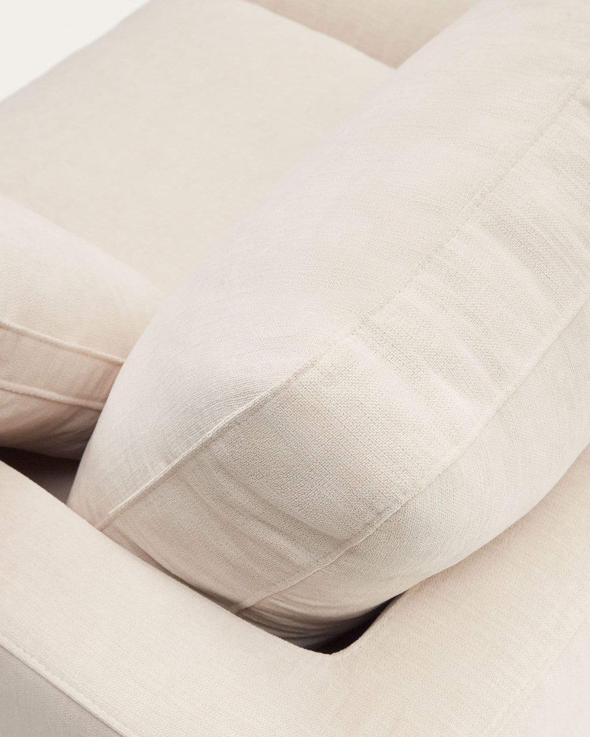 4-Sitzer-Sofa Gala mit beiger Chenille und Chaiselongue links FSC Mix Credit 300 cm in Beige präsentiert im Onlineshop von KAQTU Design AG. L-Sofa links ist von Kave Home