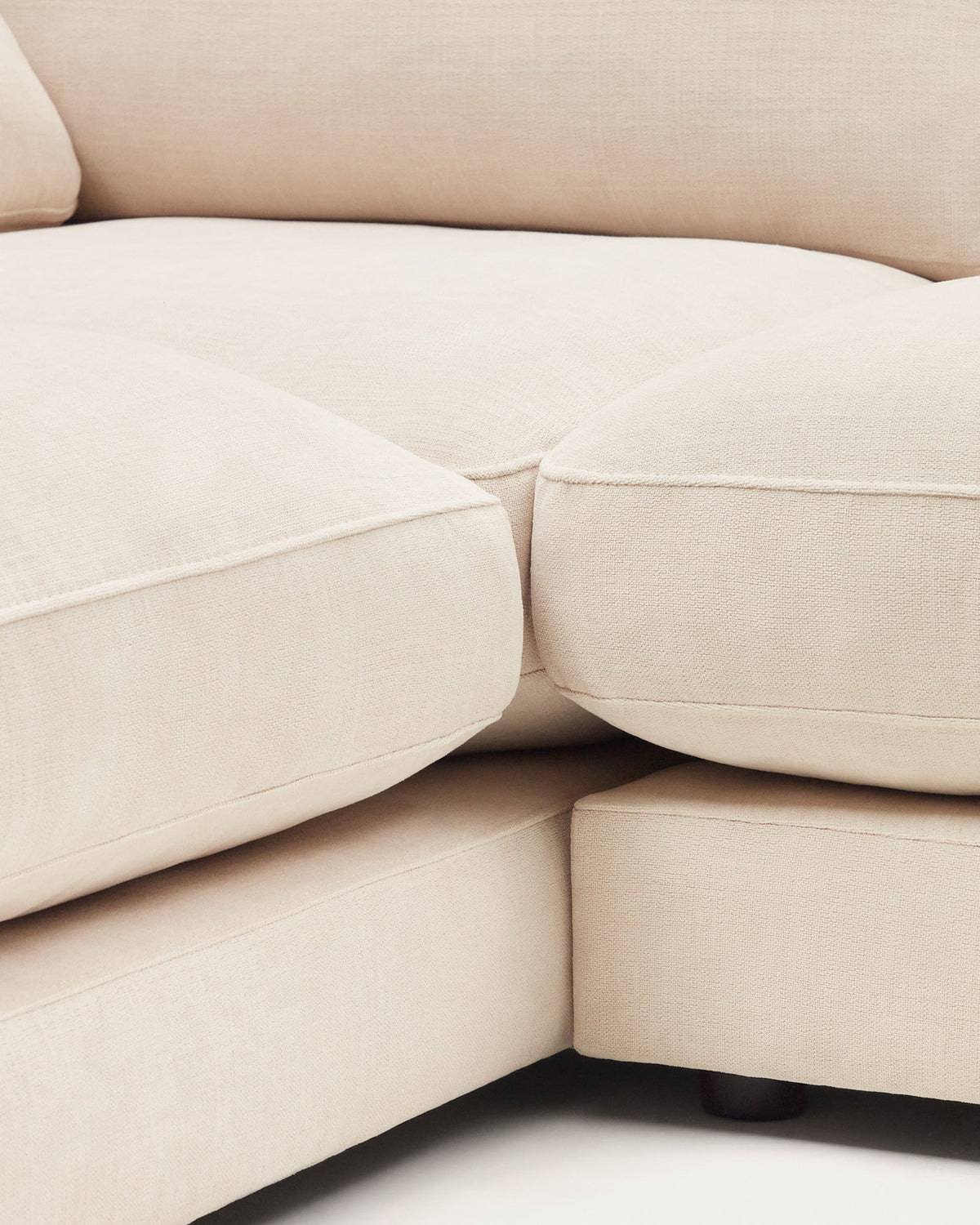 4-Sitzer-Sofa Gala mit beiger Chenille und Chaiselongue links FSC Mix Credit 300 cm in Beige präsentiert im Onlineshop von KAQTU Design AG. L-Sofa links ist von Kave Home