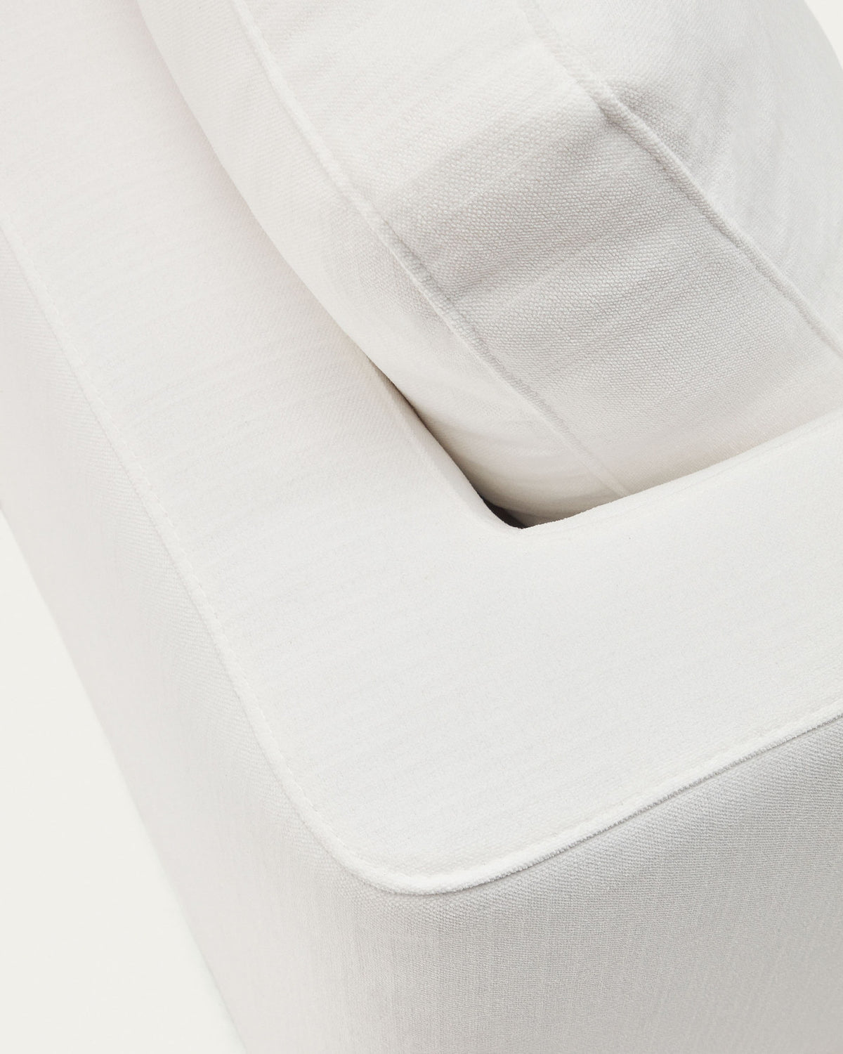 4-Sitzer-Sofa Gala mit weisser Chenille und Chaiselongue rechts FSC Mix Credit 300 cm in Weiss präsentiert im Onlineshop von KAQTU Design AG. 4er Sofa ist von Kave Home