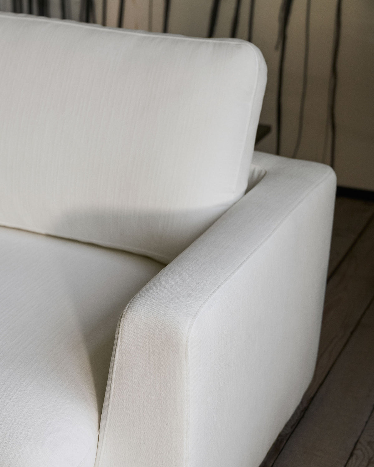 4-Sitzer-Sofa Gala mit weisser Chenille und Chaiselongue rechts FSC Mix Credit 300 cm in Weiss präsentiert im Onlineshop von KAQTU Design AG. 4er Sofa ist von Kave Home