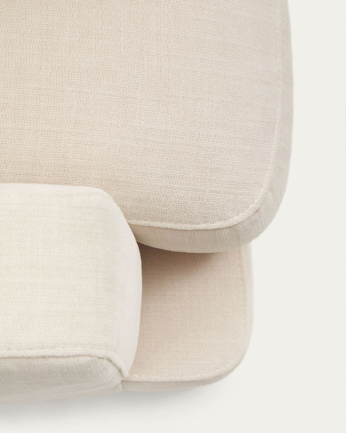 4-Sitzer-Sofa Gala mit beiger Chenille und Chaiselongue rechts FSC Mix Credit 300 cm in Beige präsentiert im Onlineshop von KAQTU Design AG. L-Sofa rechts ist von Kave Home