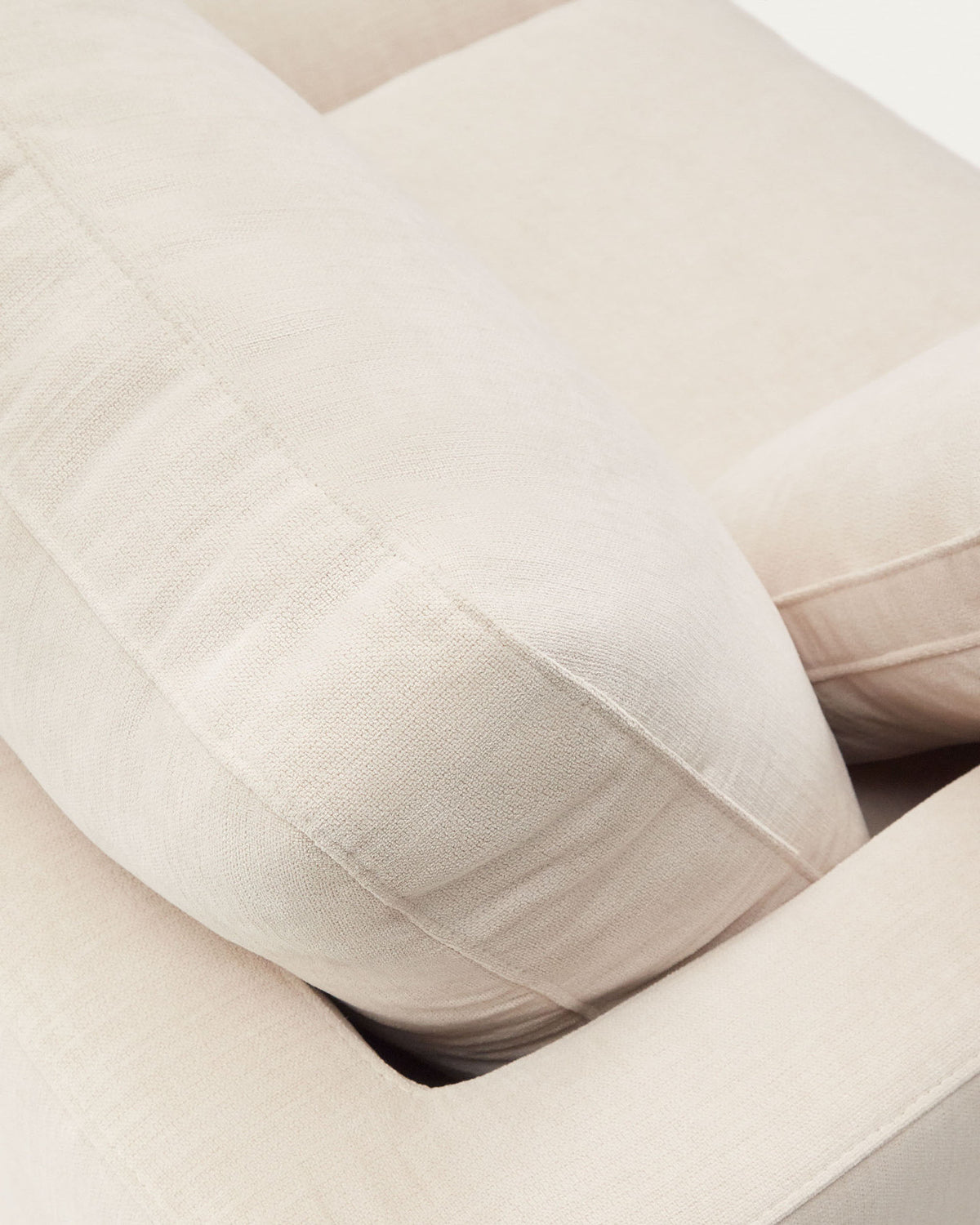 4-Sitzer-Sofa Gala mit beiger Chenille und Chaiselongue rechts FSC Mix Credit 300 cm in Beige präsentiert im Onlineshop von KAQTU Design AG. L-Sofa rechts ist von Kave Home