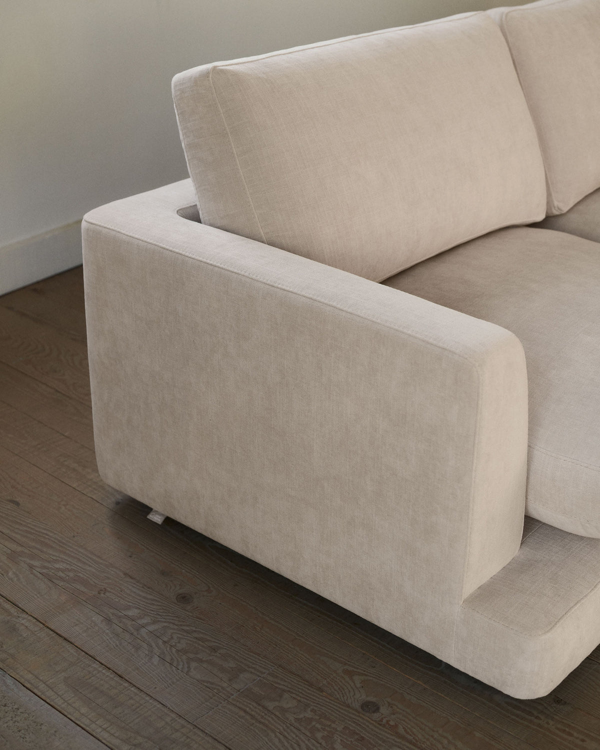 4-Sitzer-Sofa Gala mit beiger Chenille und Chaiselongue rechts FSC Mix Credit 300 cm in Beige präsentiert im Onlineshop von KAQTU Design AG. L-Sofa rechts ist von Kave Home