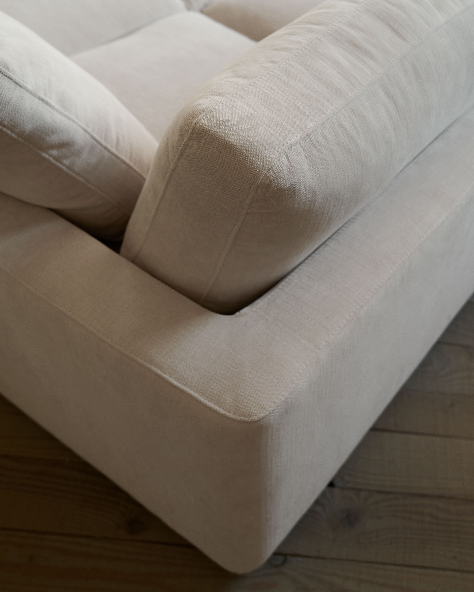 Genießen Sie Komfort und Eleganz mit dem Gala 3-Sitzer Sofa in Beige. Ideal für entspannte Stunden und stilvolle Wohnräume.