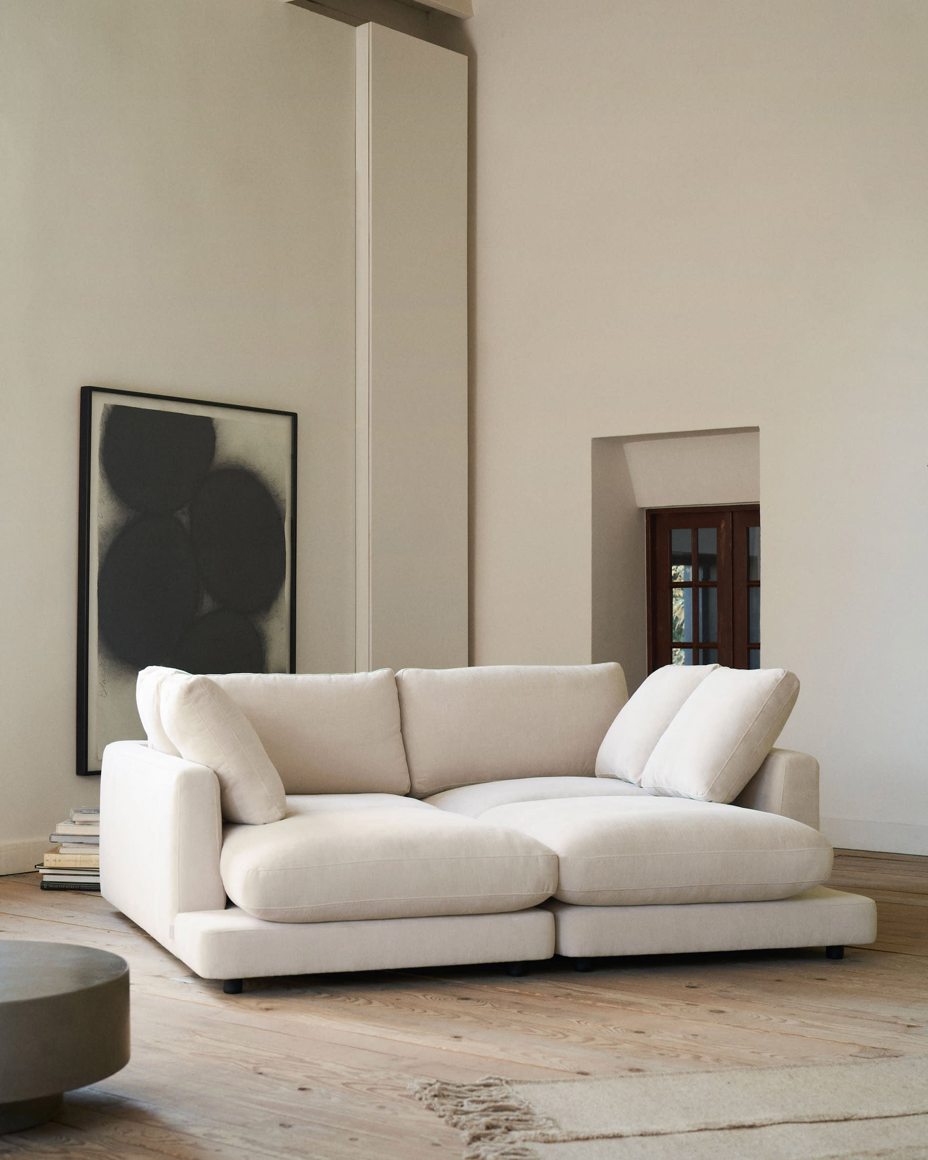 Genießen Sie Stil und Komfort mit dem Gala 3-Sitzer Sofa in Beige. Doppelte Chaiselongue, pflegeleichter Chenille-Stoff, perfekt für Ihr Zuhause.