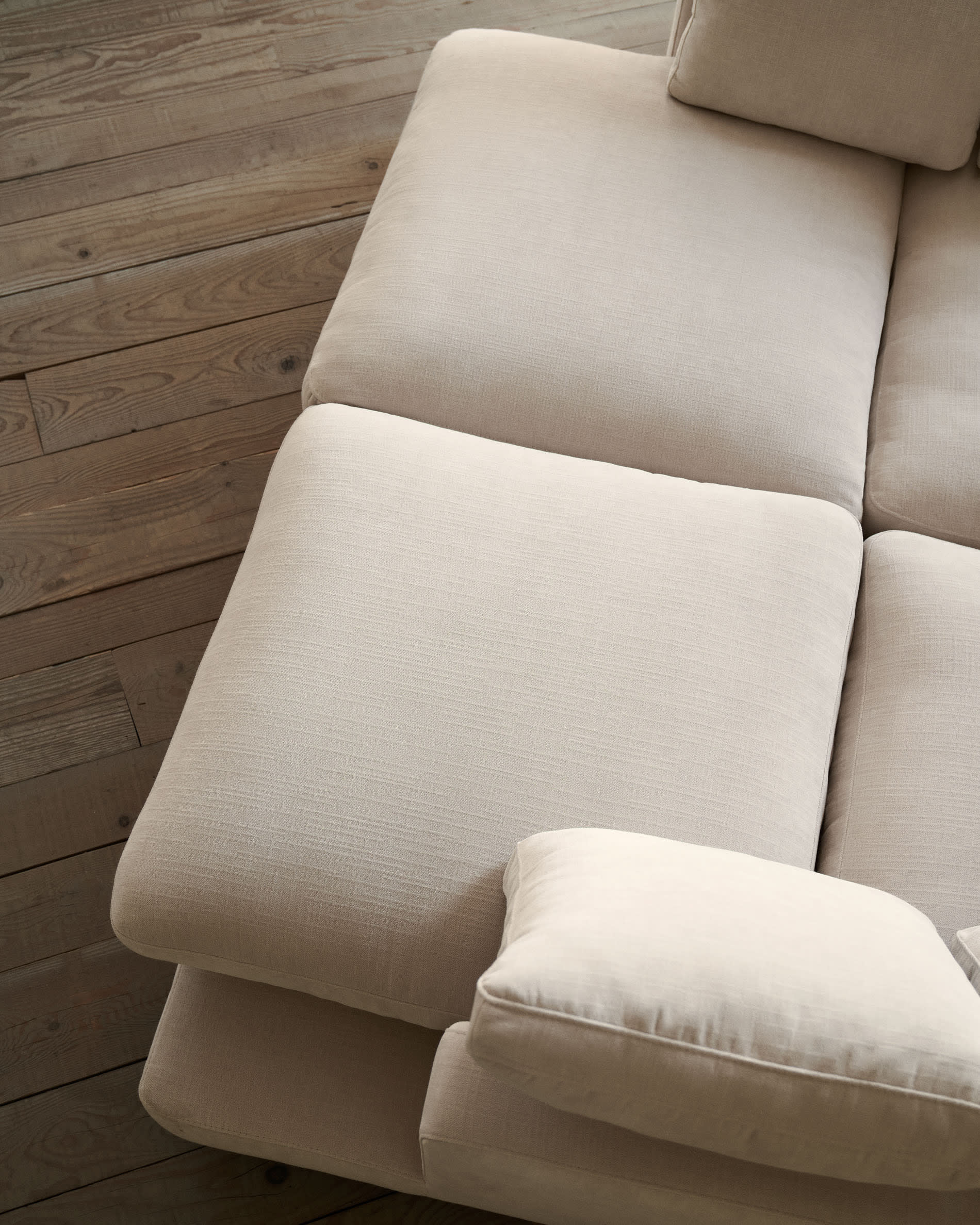 Genießen Sie mit dem eleganten Gala 3-Sitzer Sofa in Beige und doppelter Chaiselongue höchsten Komfort und Stil in Ihrem Wohnzimmer.