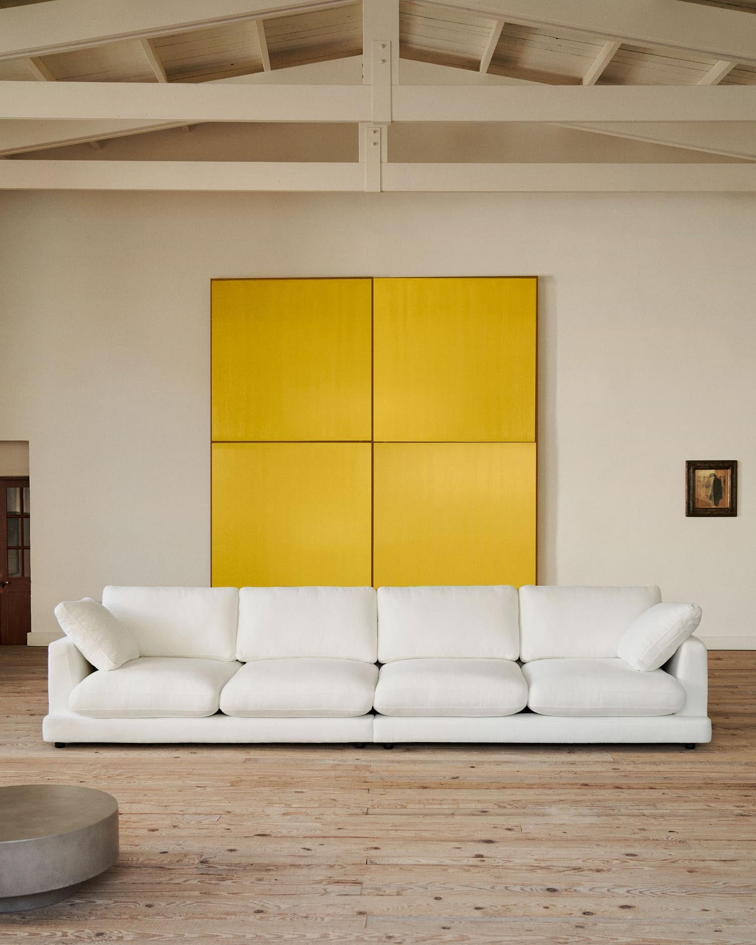 Erleben Sie das Gala 6-Sitzer-Sofa in strahlendem Weiß von Kave Home. Stilvolles Design, großzügige Polsterung und pflegeleichter, antibakterieller Stoff.