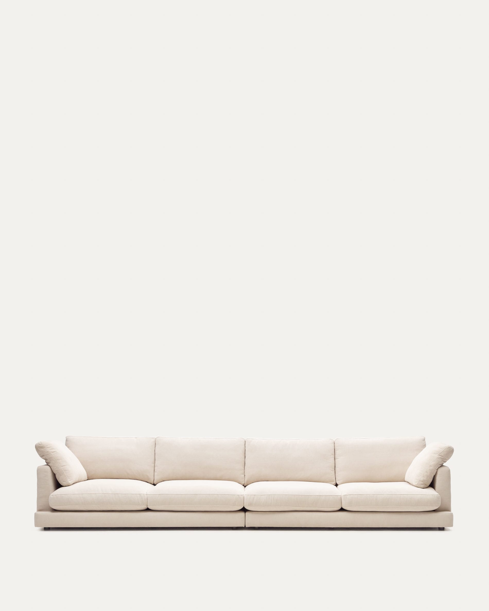 Entdecken Sie das elegante 6-Sitzer-Sofa Gala von Kave Home in Beige. Hochwertiger, antibakterieller Stoff, robust und stilvoll für jedes Wohnzimmer.