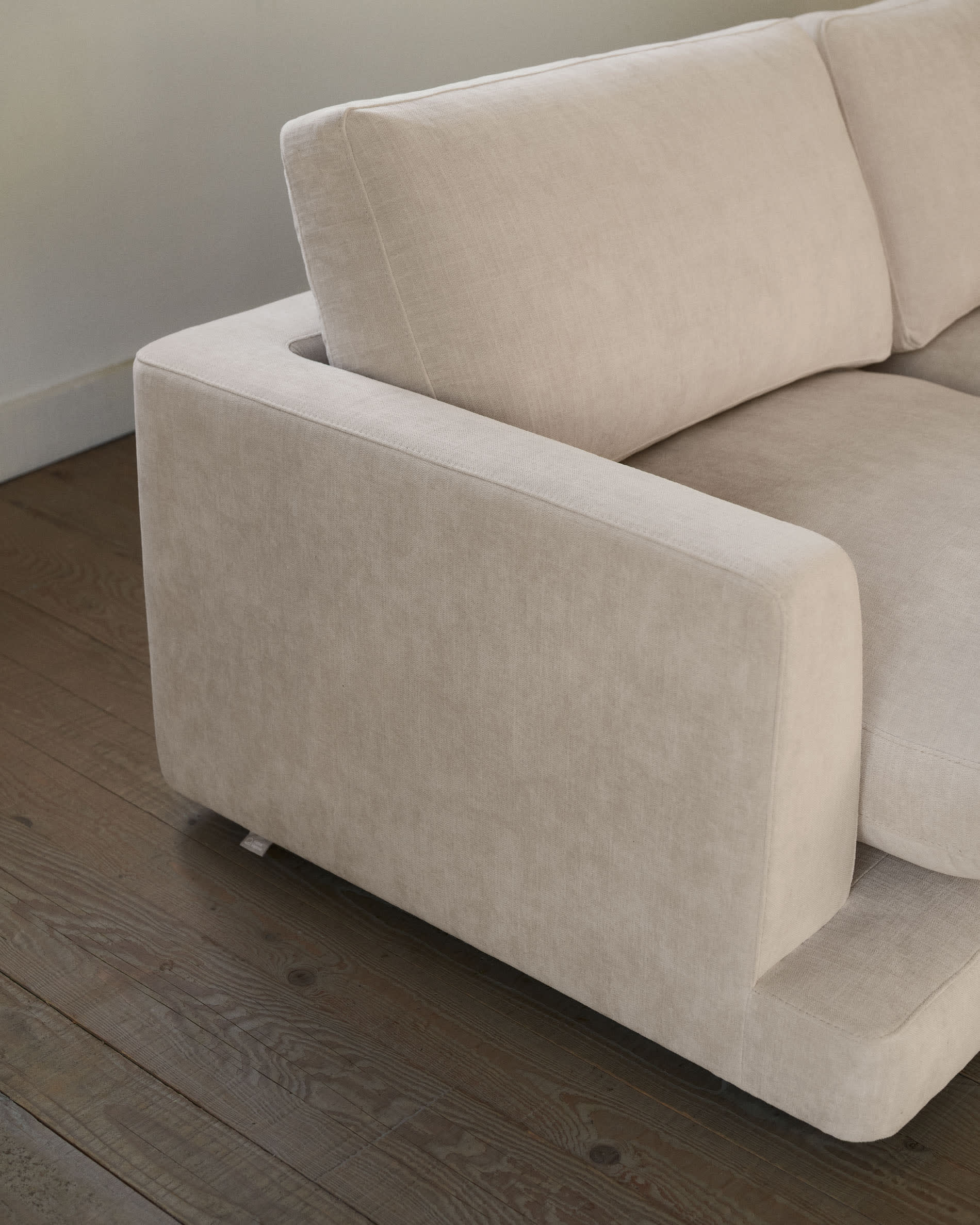 Erleben Sie das Gala 6-Sitzer-Sofa von Kave Home in edlem Beige. Ideal für gesellige Runden, vereint es Komfort, Hygiene und zeitloses Design.