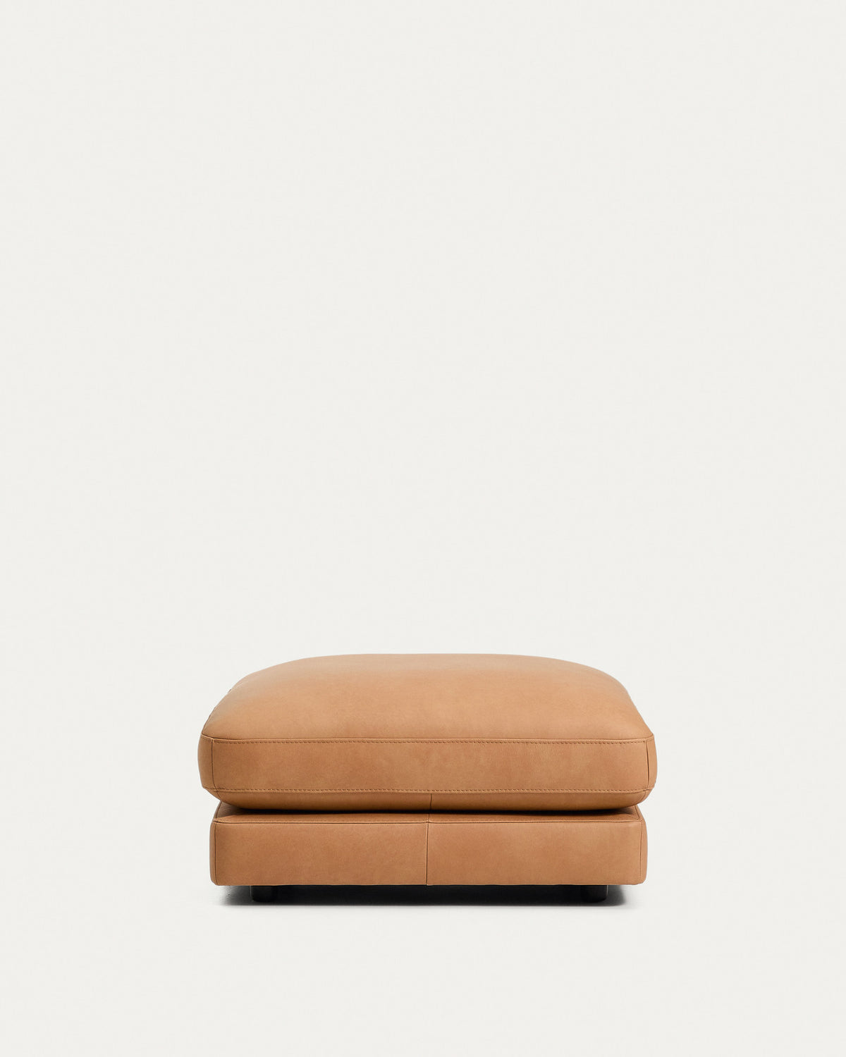 Fussablage Gala in braunem Leder, 90 x 90 cm in Braun präsentiert im Onlineshop von KAQTU Design AG. Pouf ist von Kave Home