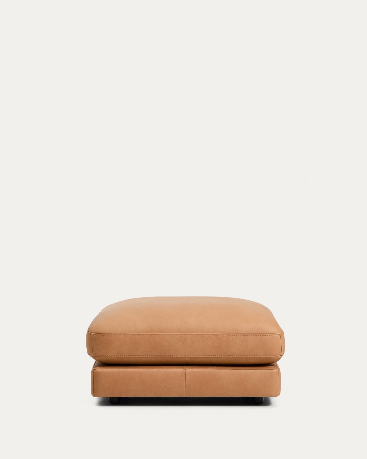 Fußablage Gala in braunem Leder, 90 x 90 cm in Braun präsentiert im Onlineshop von KAQTU Design AG. Pouf ist von Kave Home