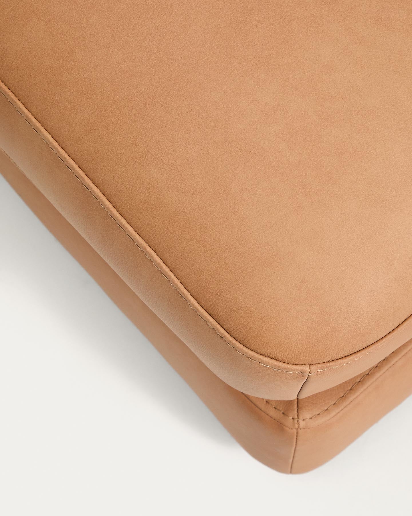 Stilvolle Fußablage Gala in braunem Leder, 90 x 90 cm, perfekter Pouf für gemütliche Sitzgelegenheiten und moderne Inneneinrichtungen.
