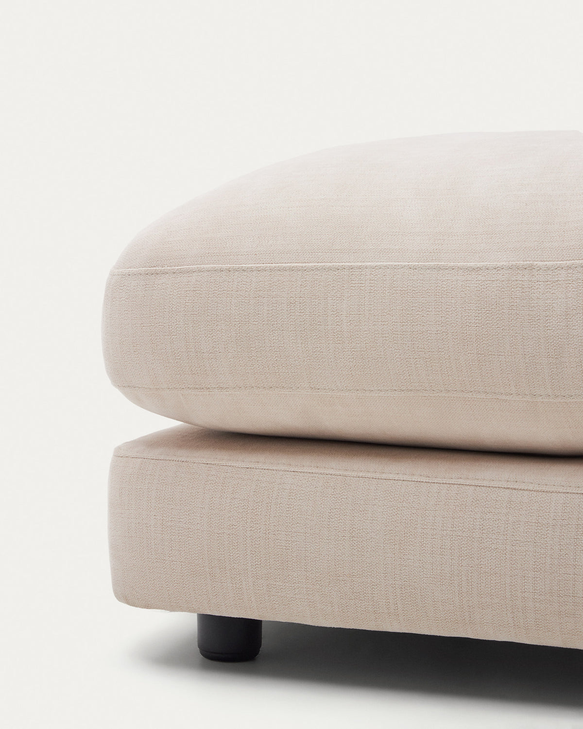 Fussablage Gala mit beiger Chenille FSC Mix Credit 90 x 90 cm in Beige präsentiert im Onlineshop von KAQTU Design AG. Pouf ist von Kave Home