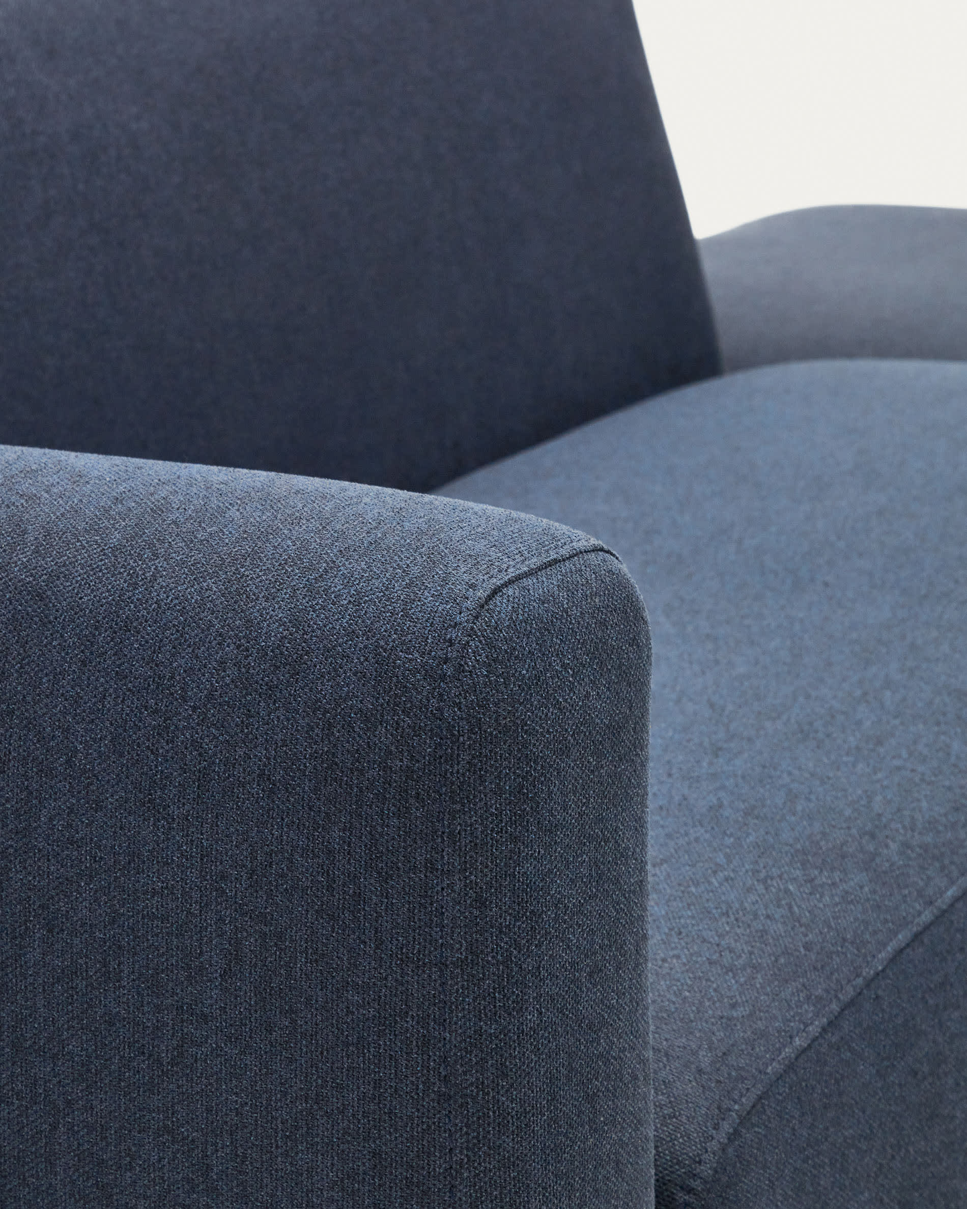 Erlebe das Neom 2-Sitzer-Sofa in Blau (244 cm) mit Randmodul. Flexibel, modern und nachhaltig – ideal für jeden Wohnraum!