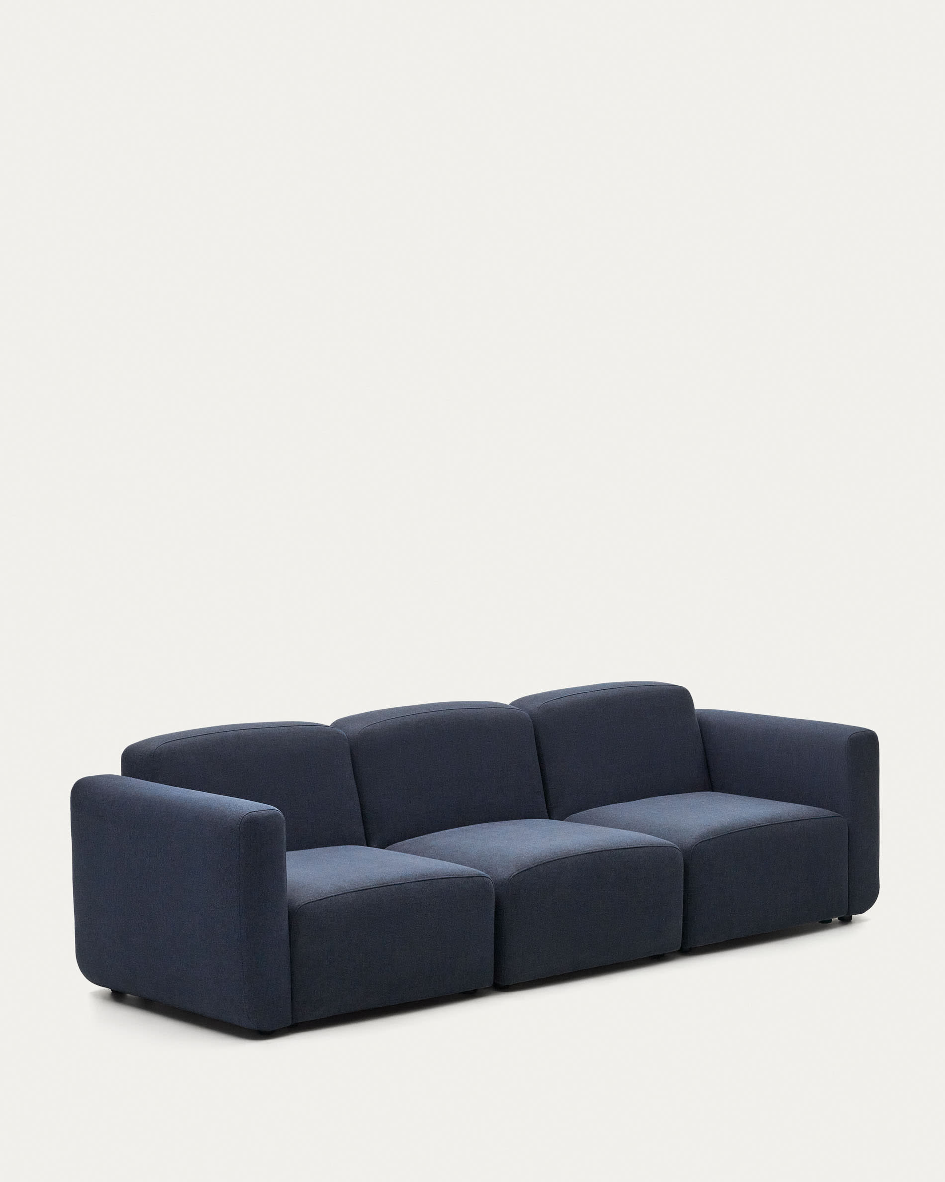 Das Neom 3-Sitzer-Sofa in Blau (263 cm) von Kave Home bietet modularen Komfort und nachhaltiges Design mit FSC-zertifiziertem Holz.