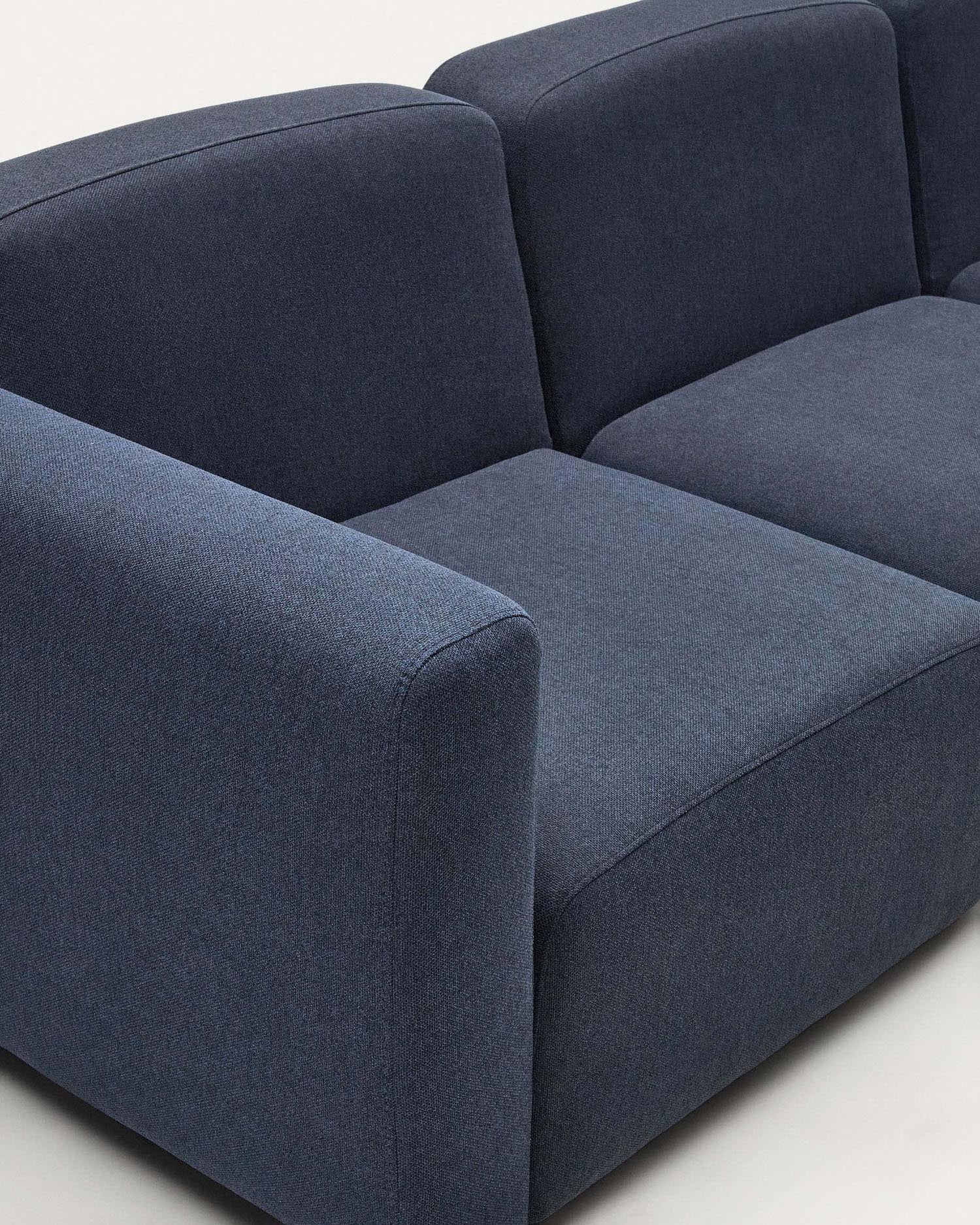 Entdecken Sie das Neom 3-Sitzer-Sofa in Blau (263 cm) von Kave Home – stilvoll, anpassbar und nachhaltig für Ihr Zuhause.