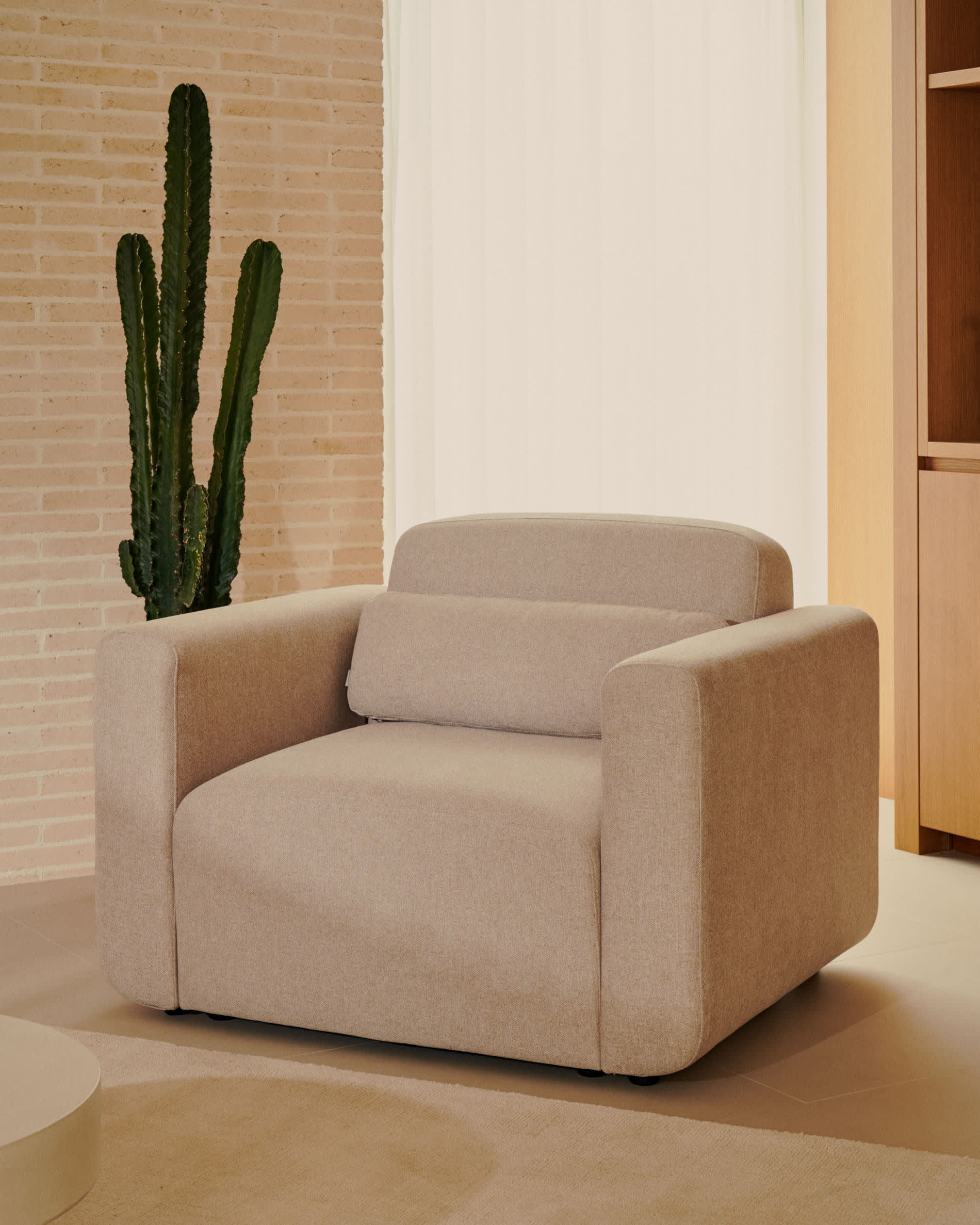 Gestalten Sie Ihr Sofa mit der Neom Armlehne in Beige von Kave Home – stilvoll, nachhaltig und vielseitig kombinierbar für jeden Wohnraum.