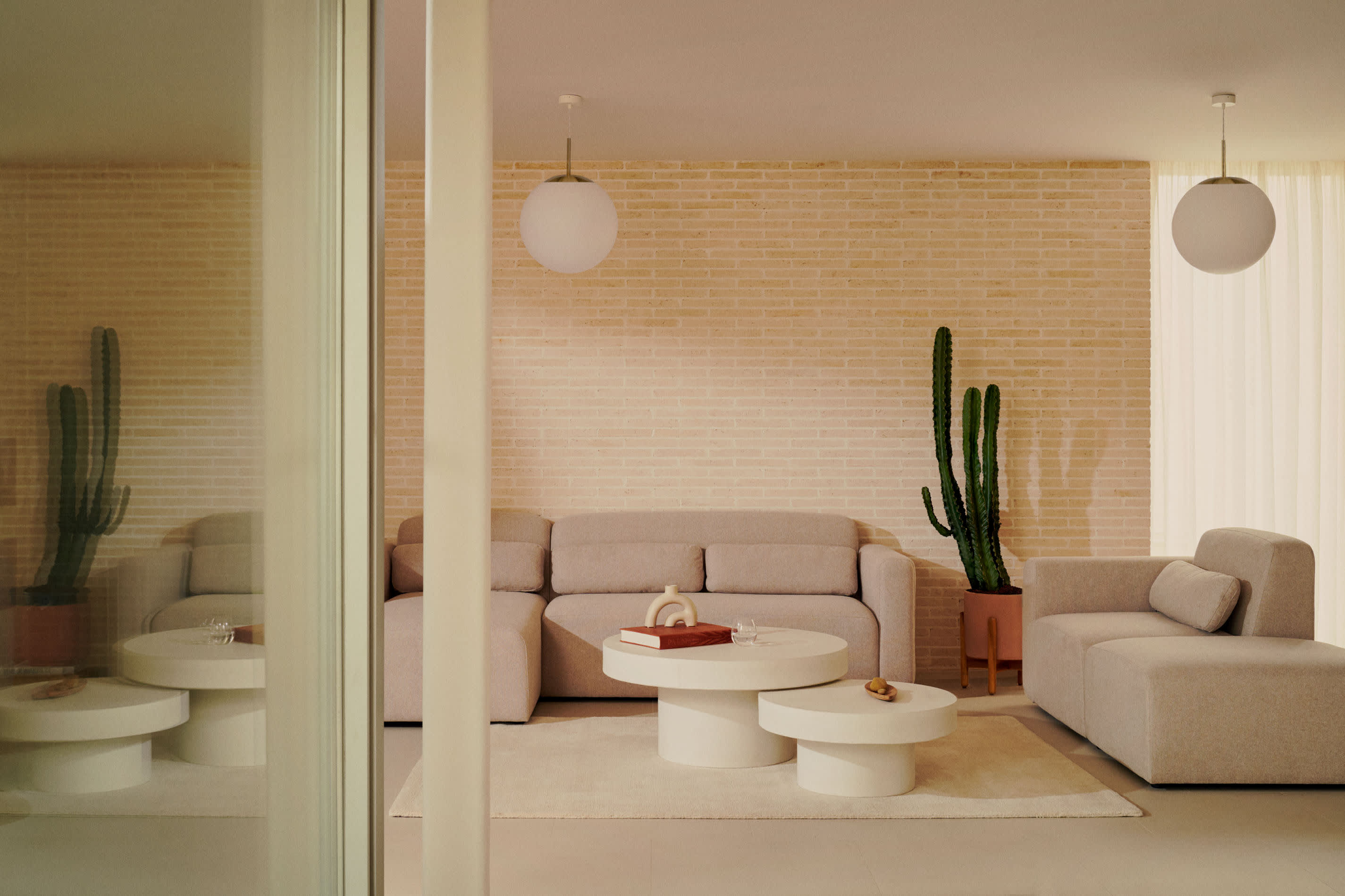 Die Neom Armlehne in Beige von Kave Home kombiniert nachhaltiges Design mit Komfort, gefertigt aus FSC-zertifiziertem Holz.