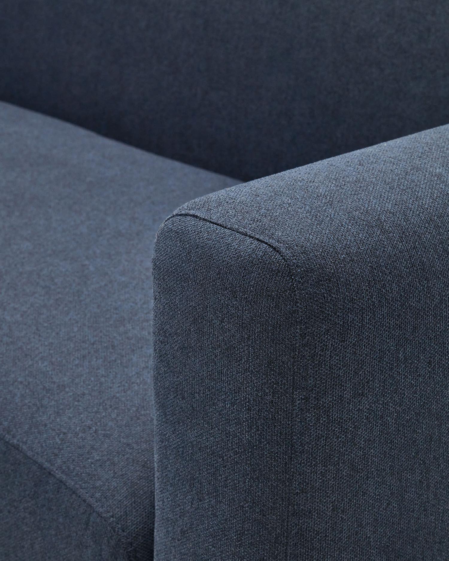 Gestalten Sie Ihr Traumsofa mit der Neom Armlehne in Blau von Kave Home – stilvoll, nachhaltig und komfortabel für jeden Wohnraum.