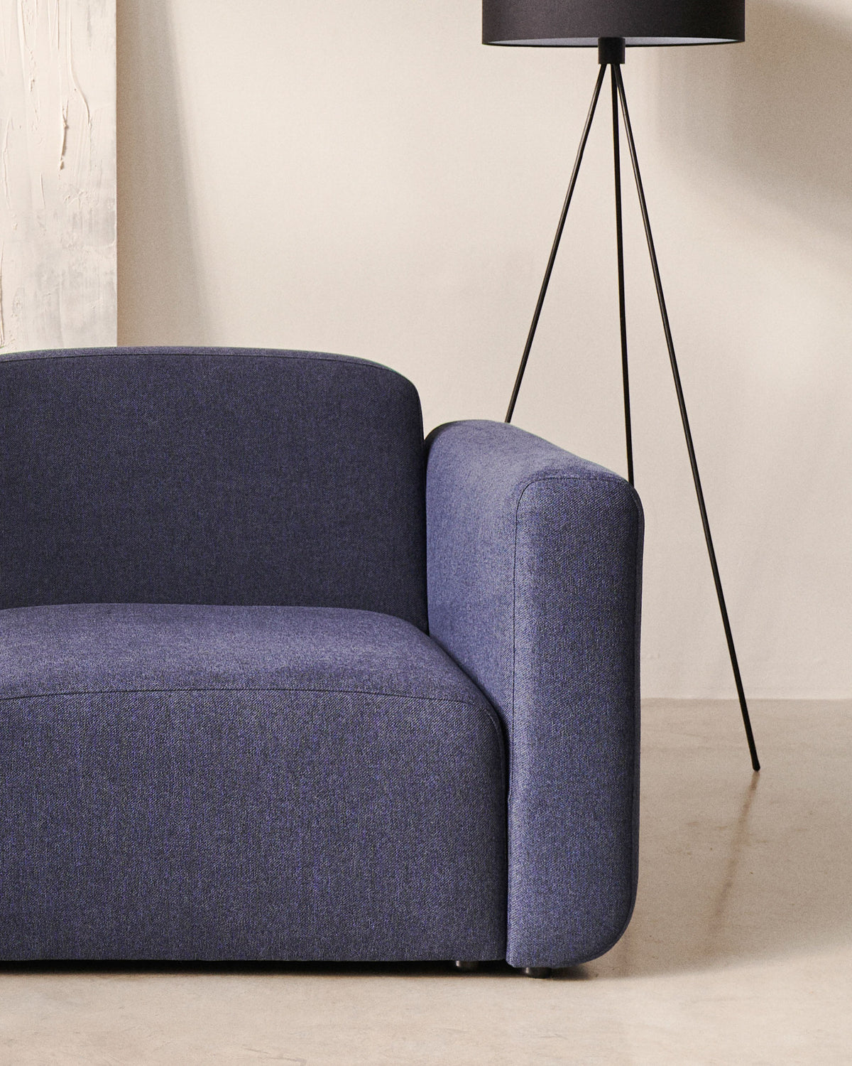 Neom Armlehne in Blau FSC Mix Credit in präsentiert im Onlineshop von KAQTU Design AG. Modulares Sofa ist von Kave Home