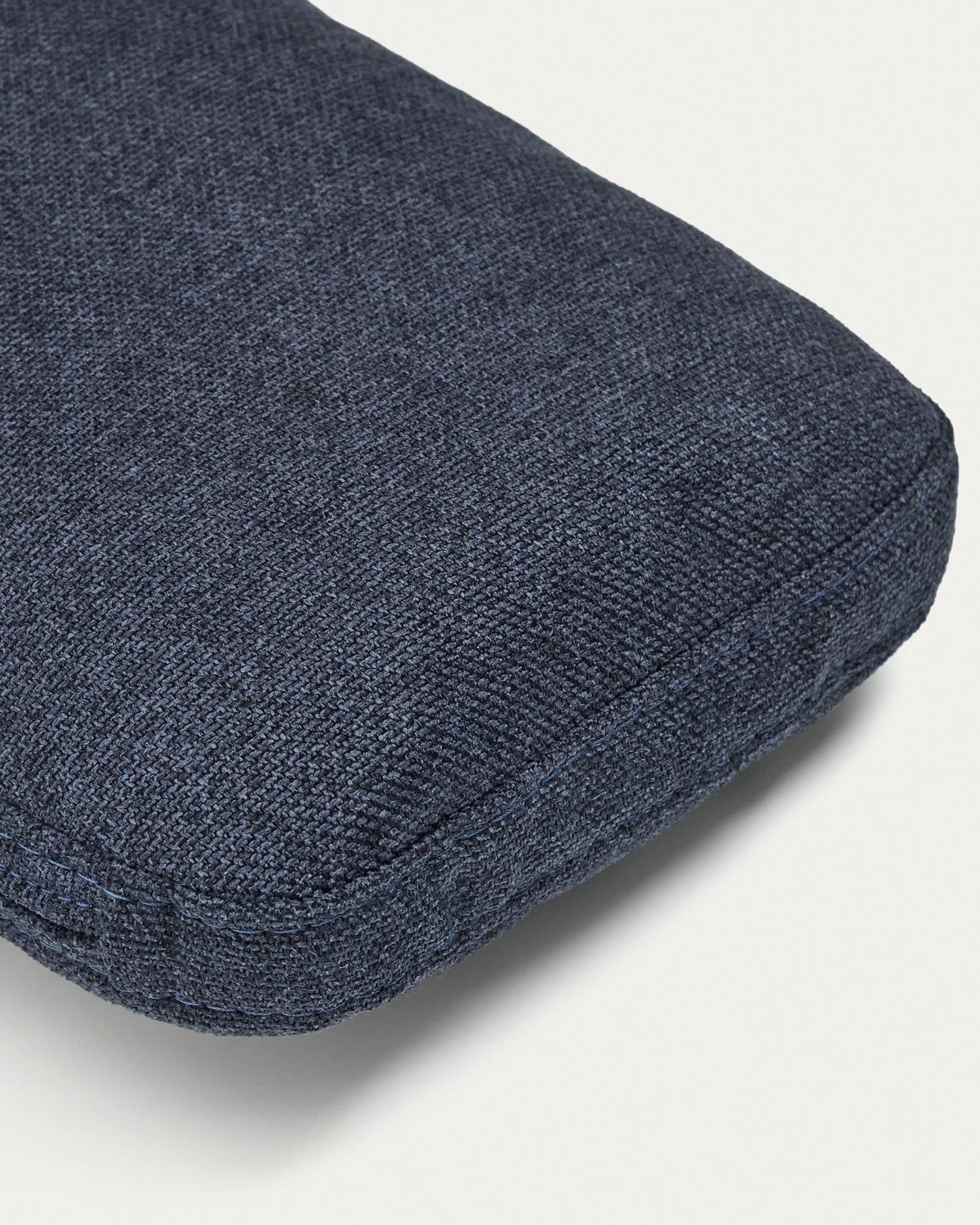 Das Neom Kissen in Blau (24 x 72 cm) von Kave Home vereint stilvolle Eleganz und hervorragenden Komfort, ideal für jedes Zuhause.