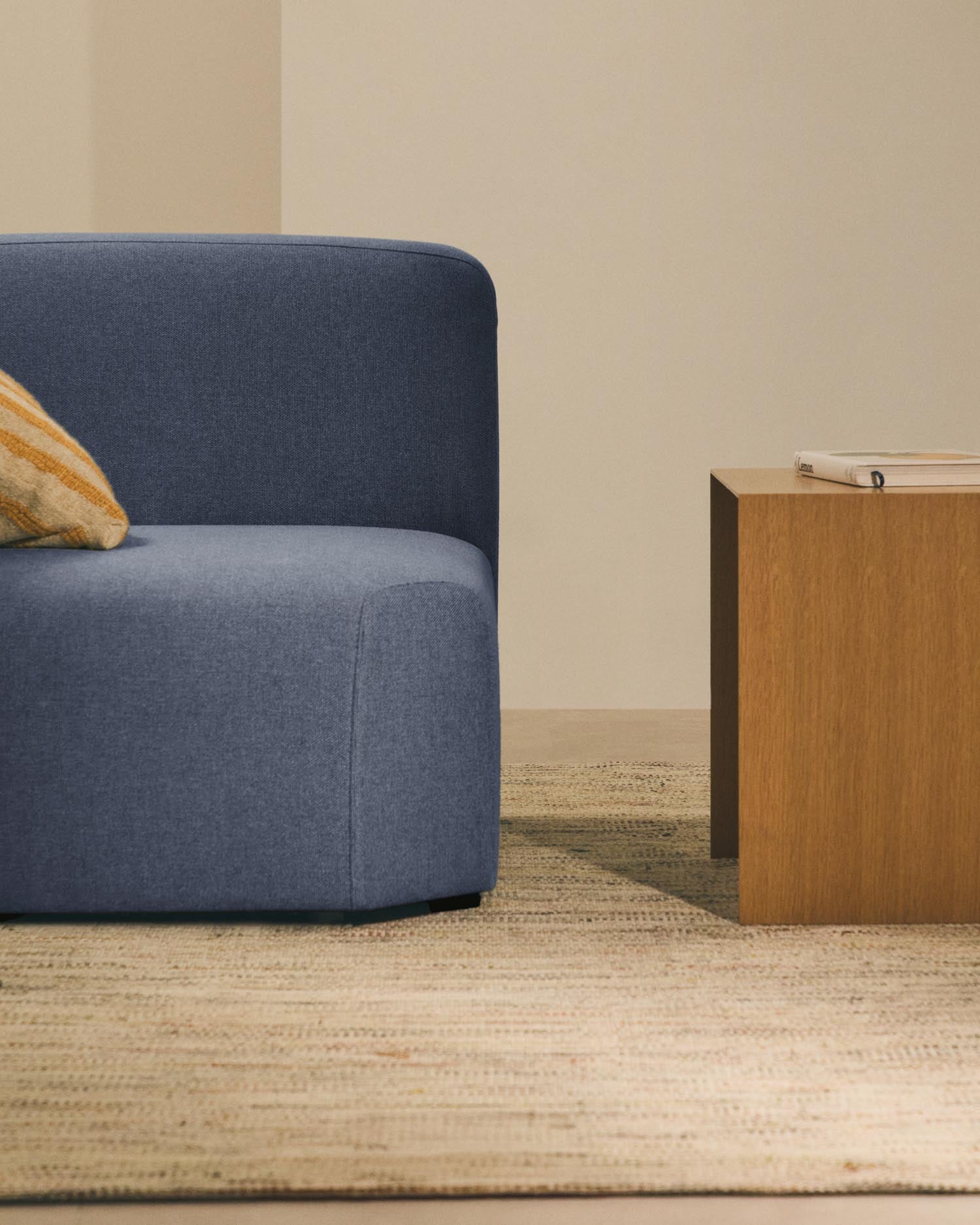 Gestalten Sie Ihr Wohnzimmer mit dem Neom Eckmodul in Blau (75 cm) von Kave Home – ein nachhaltiges, modulares Sofa-Element für höchsten Komfort.