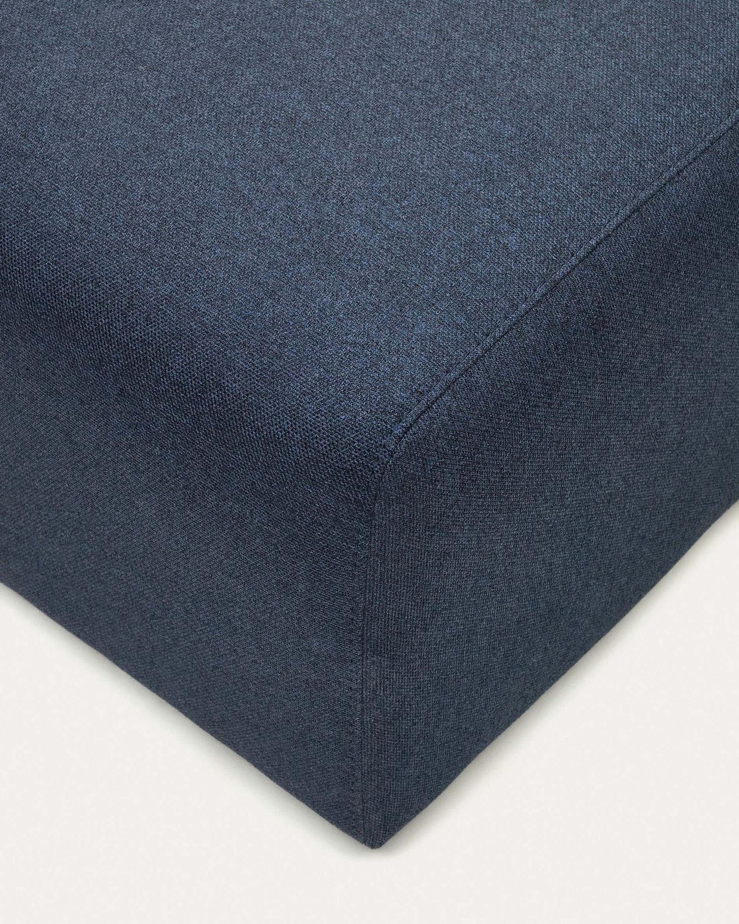 Das Neom Fussablagemodul in Blau (75 x 64 cm) von Kave Home vereint stilvolle Eleganz und Funktionalität, ideal für Ihr Wohnzimmer.