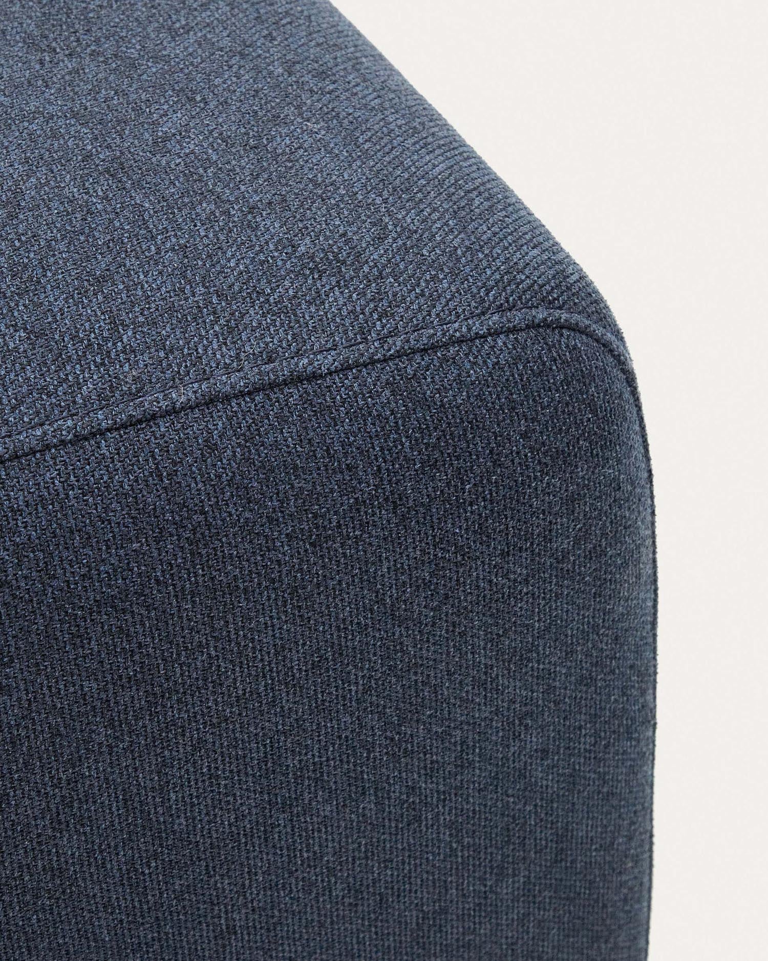 Das Neom Fussablagemodul in Blau (75 x 64 cm) von Kave Home bietet Komfort und Flexibilität für Ihr modernes Wohnzimmer. Ideal zum Entspannen und Kombinieren.