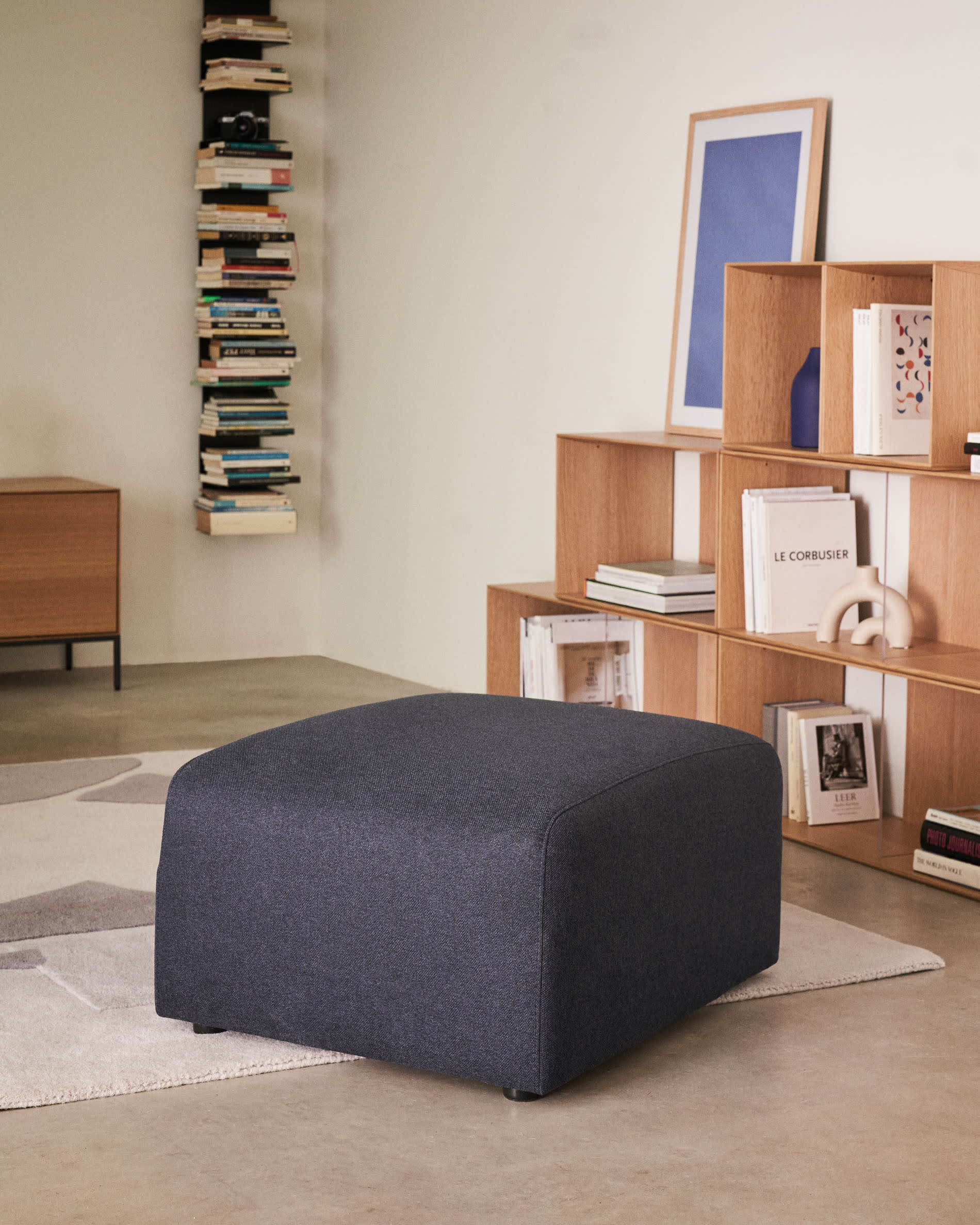 Elegantes, blaues Fussablagemodul von Kave Home, 75x64 cm, aus FSC-zertifiziertem Holz, vielseitig und komfortabel.