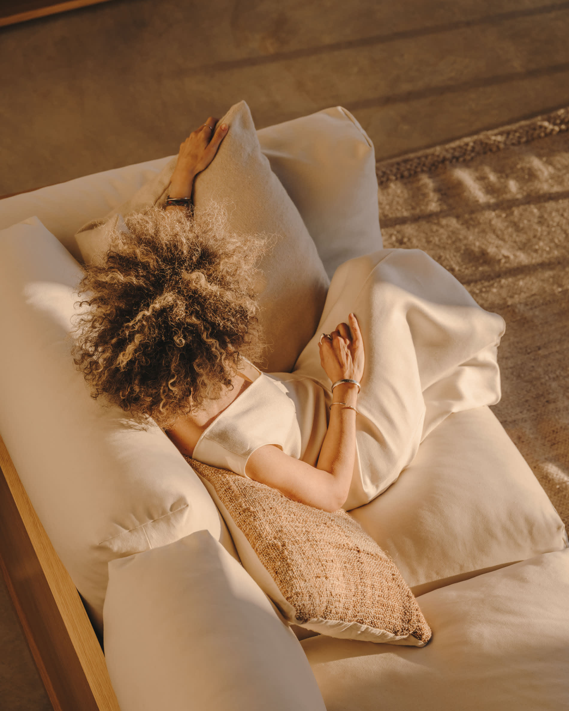 Modernes 3-Sitzer-Sofa in Beige, 225 cm, gefertigt aus FSC-zertifizierten Materialien, perfekt für nachhaltiges Wohnen.