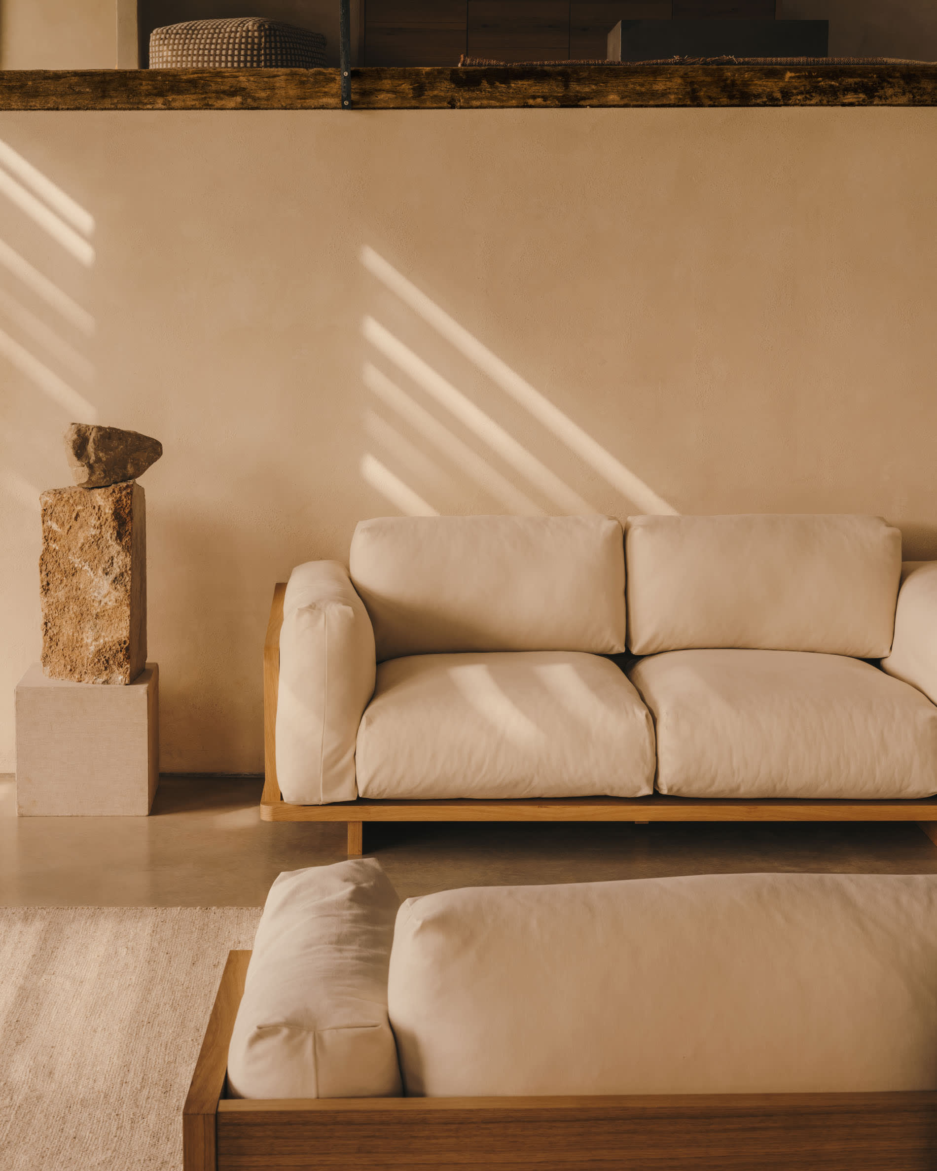 Elegantes 3-Sitzer-Sofa in Beige, 225 cm breit, aus nachhaltigen FSC-Materialien, ideal für stilvolles und umweltbewusstes Wohnen.