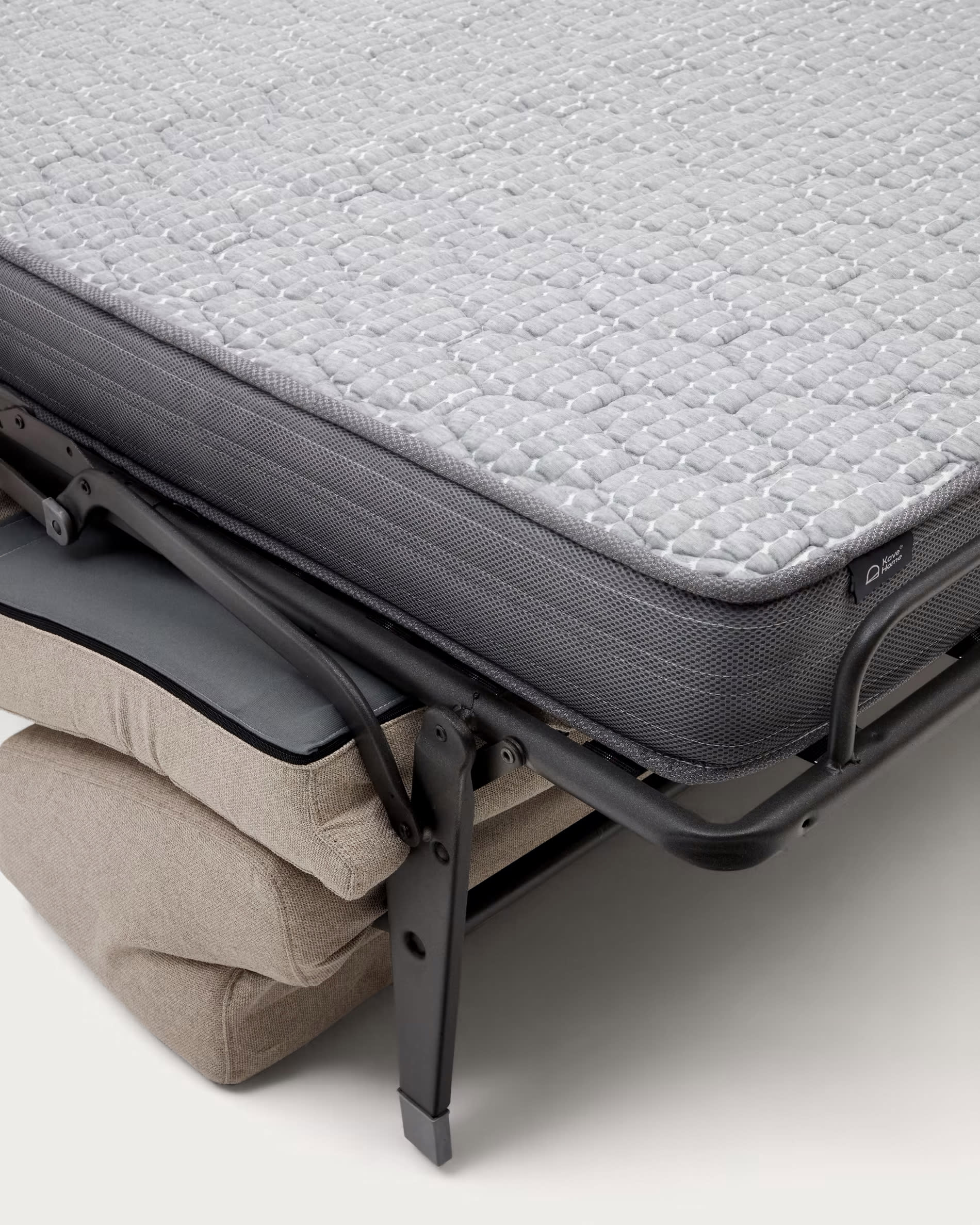 Erleben Sie das elegante Anley 3-Sitzer-Bettsofa in Beige von Kave Home. Mit robusten Buchenholzbeinen und bequemer Polsterung ist es ideal für stilvolle Wohnräume.