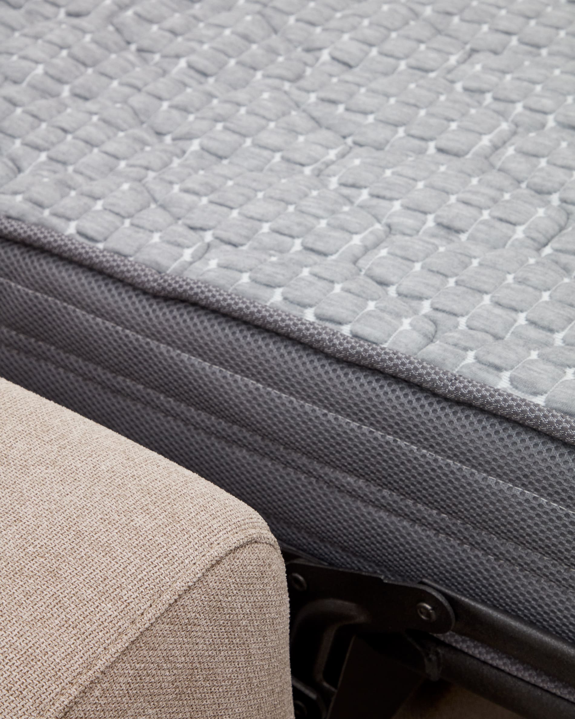 Entdecken Sie das Anley 3-Sitzer-Bettsofa in Beige von Kave Home. Mit FSC-zertifiziertem Buchenholz und hochwertiger Polsterung vereint es Komfort und Nachhaltigkeit.