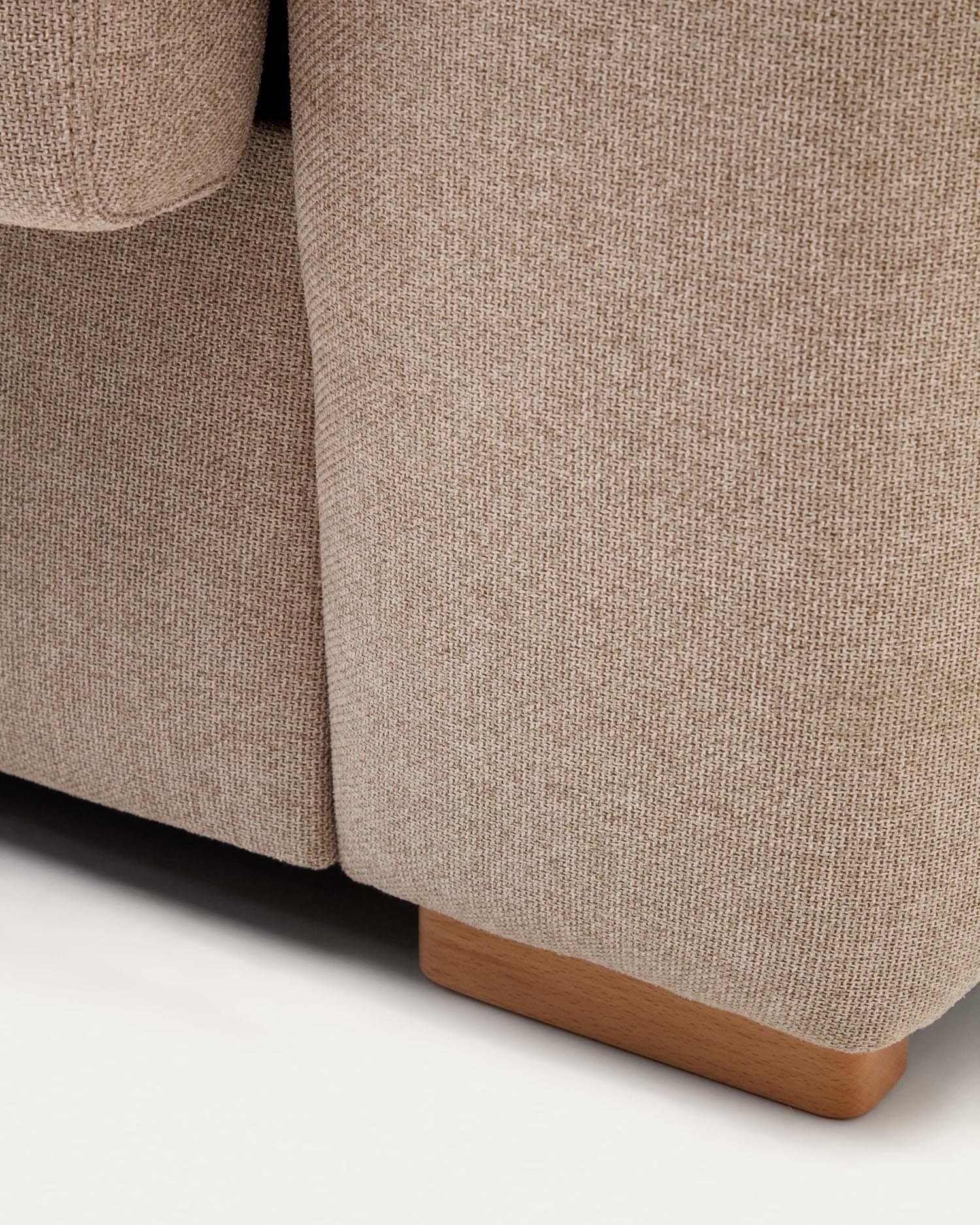 Das Anley 2-Sitzer-Bettsofa in Beige vereint elegantes Design mit vielseitiger Funktionalität und sorgt für höchsten Sitz- und Schlafkomfort.
