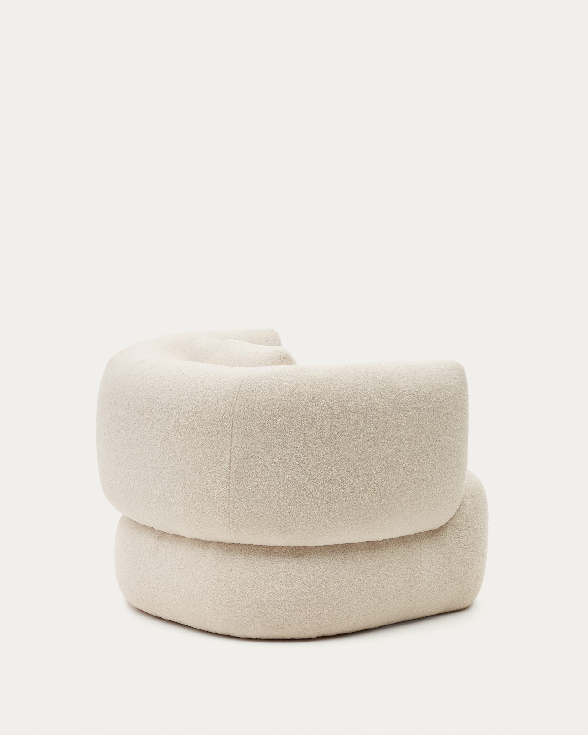 Moderner Drehsessel in Ecru-Bouclé mit Kissen, FSC-zertifiziert, von Kave Home – stilvoll, komfortabel und umweltfreundlich.