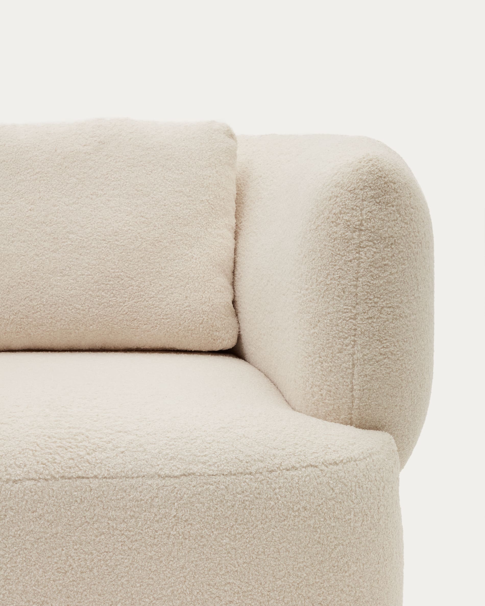 Drehsessel mit Kissen Martina in Lammfelloptik in Ecru FSC Mix Credit in Ecru präsentiert im Onlineshop von KAQTU Design AG. Drehsessel ist von Kave Home