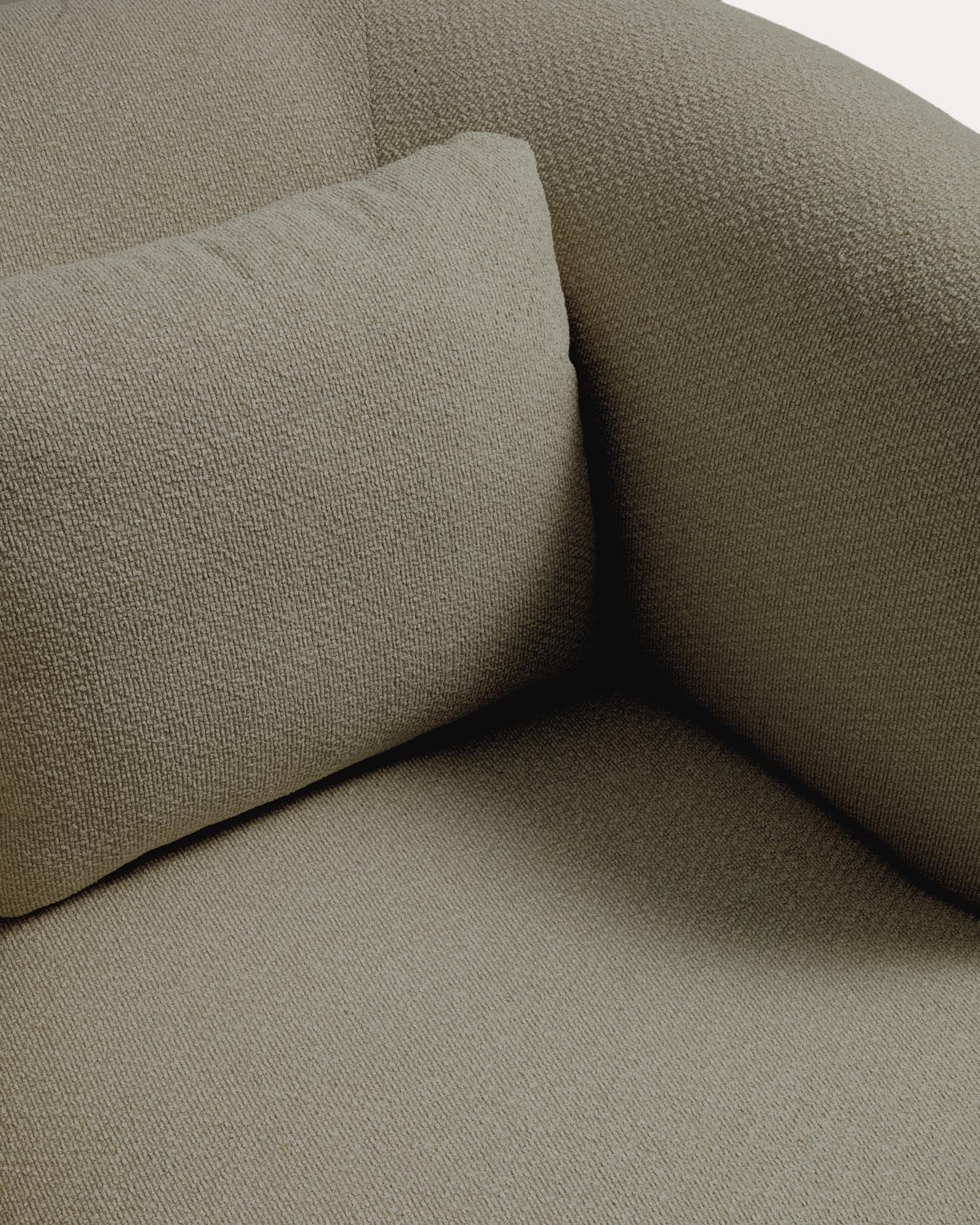 Drehsessel Martina mit Kissen mit Chenille in Grün FSC Mix Credit in Grün präsentiert im Onlineshop von KAQTU Design AG. Drehsessel ist von Kave Home