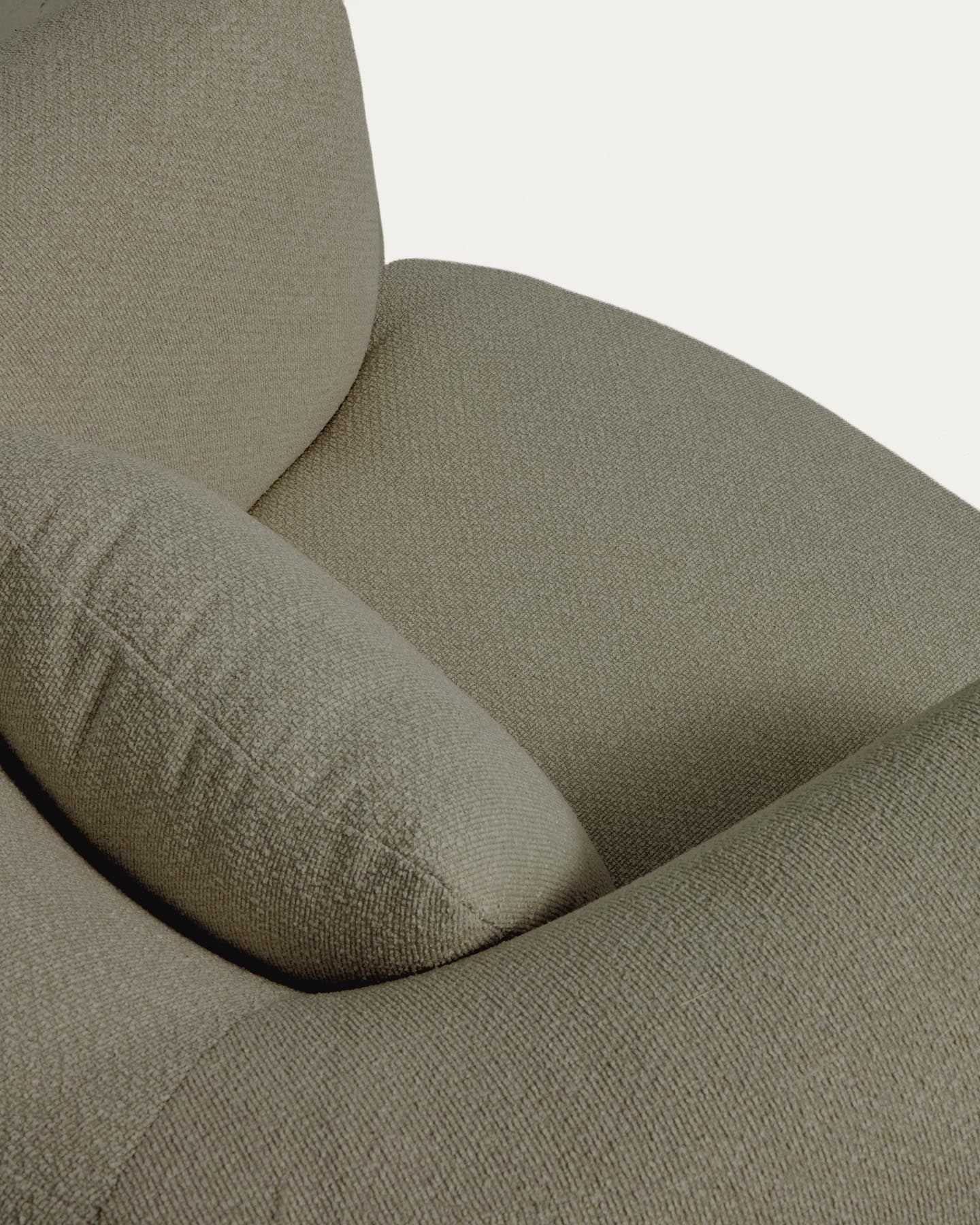 Drehsessel Martina mit Kissen mit Chenille in Grün FSC Mix Credit in Grün präsentiert im Onlineshop von KAQTU Design AG. Drehsessel ist von Kave Home