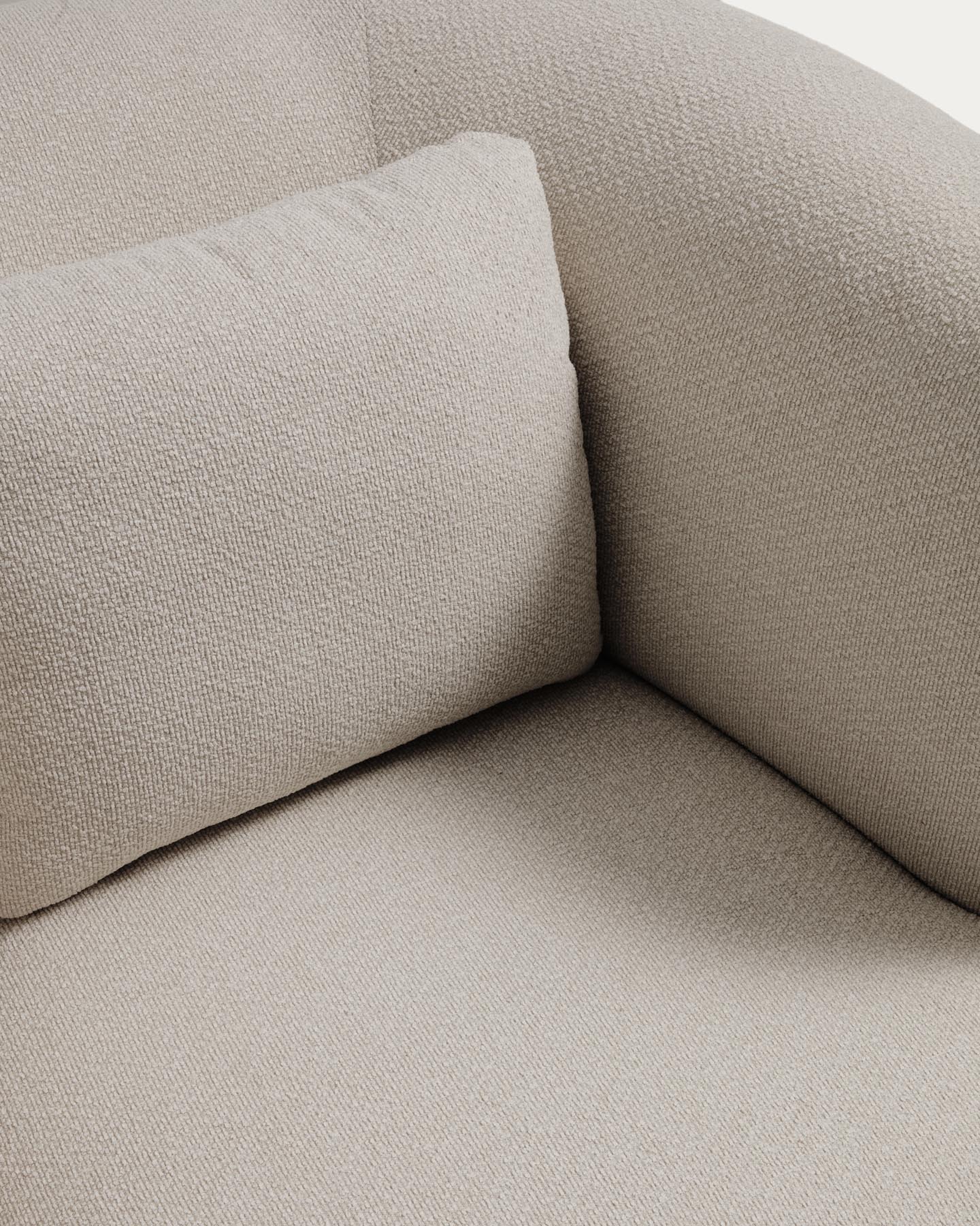 Drehsessel Martina mit Kissen mit Chenille in Steinton FSC Mix Credit in Steinfarben präsentiert im Onlineshop von KAQTU Design AG. Drehsessel ist von Kave Home