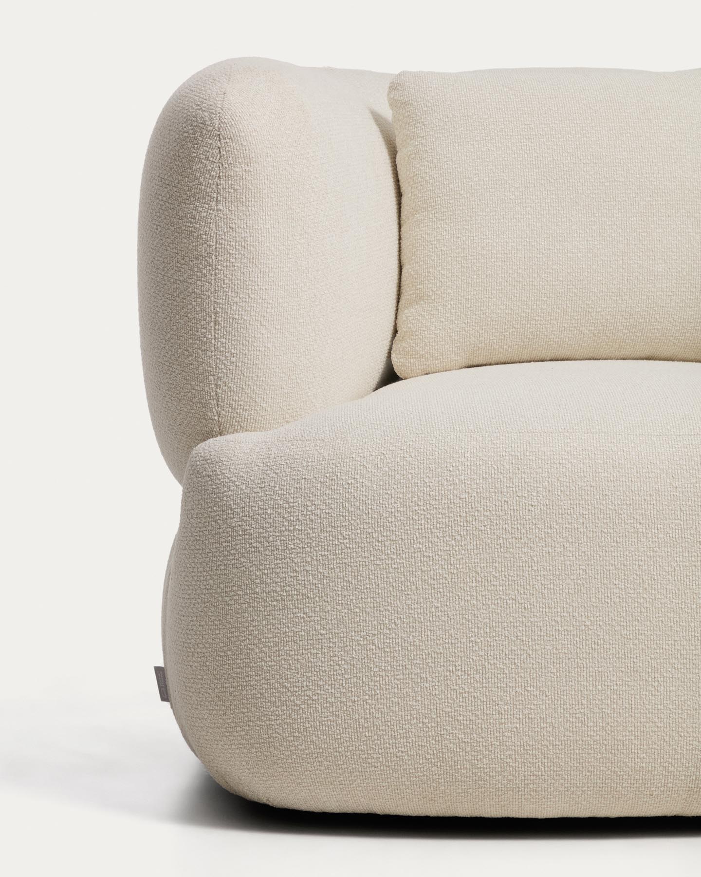 Drehsessel mit Kissen Martina aus Chenille in Ecru FSC Mix Credit in Ecru präsentiert im Onlineshop von KAQTU Design AG. Drehsessel ist von Kave Home