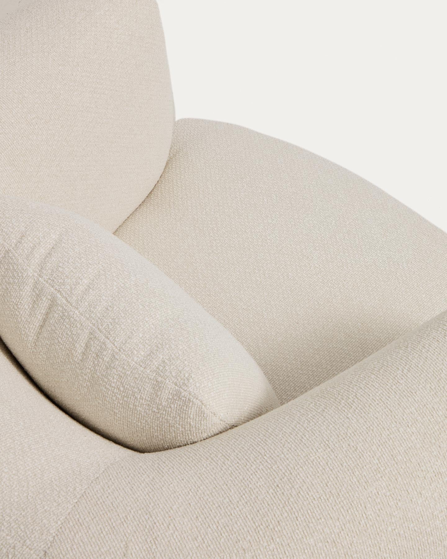 Drehsessel mit Kissen Martina aus Chenille in Ecru FSC Mix Credit in Ecru präsentiert im Onlineshop von KAQTU Design AG. Drehsessel ist von Kave Home