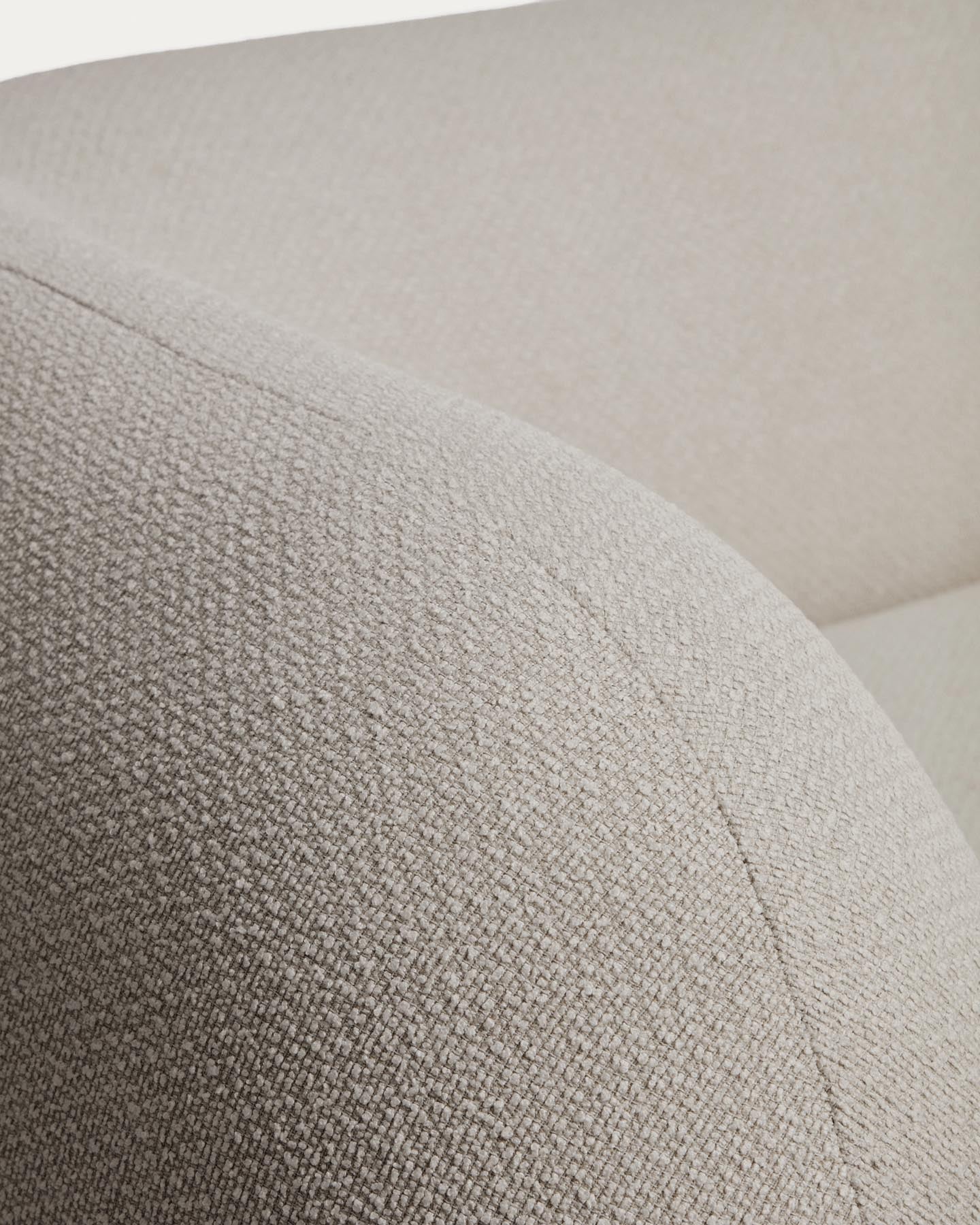 Schwer entflammbares 3-Sitzer-Sofa Martina in Lammfelloptik in Steinton 246 cm FSC Mix Credit in Steinfarben präsentiert im Onlineshop von KAQTU Design AG. 3er Sofa ist von Kave Home