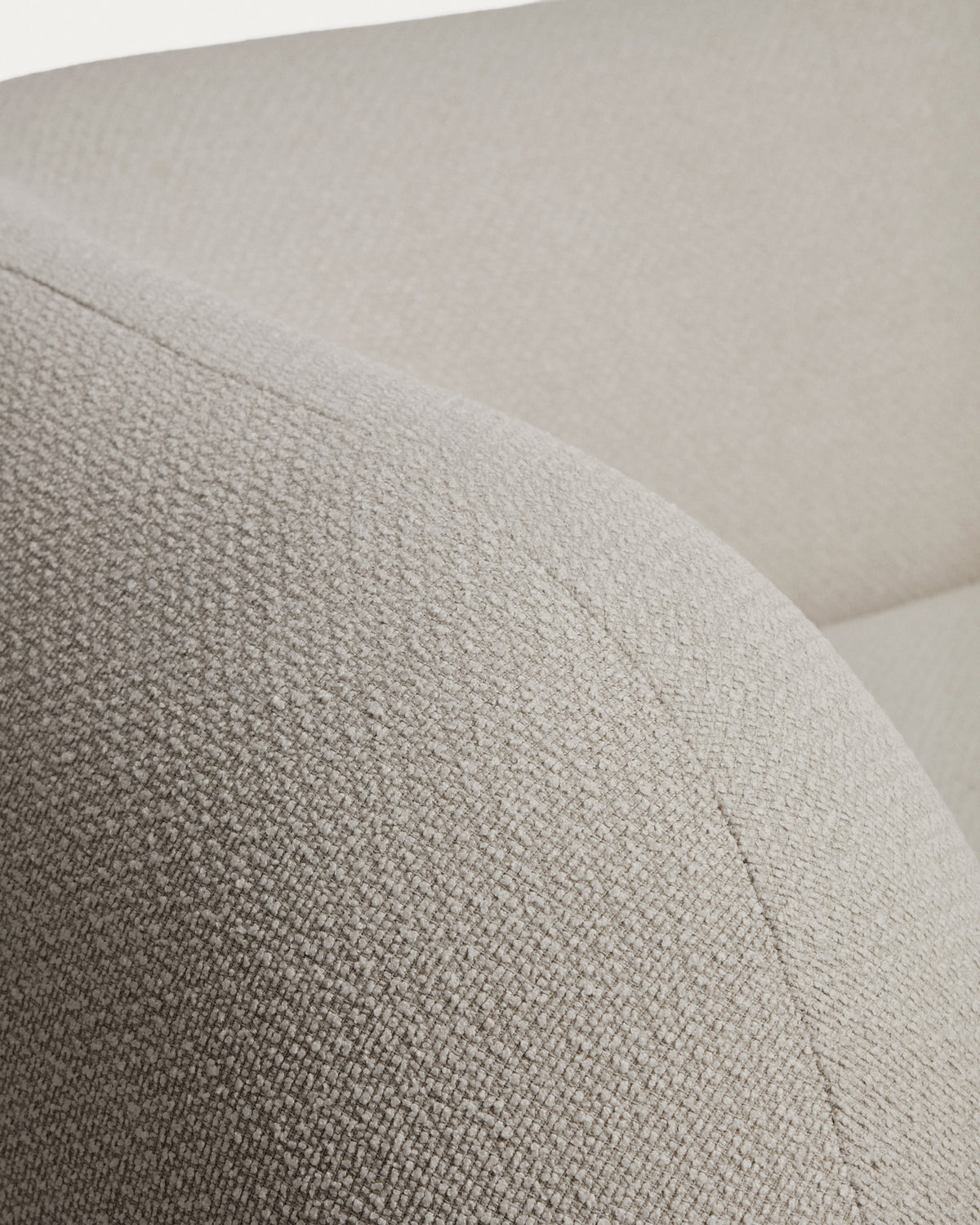 3-Sitzer-Sofa Martina in Lammfelloptik in Steinton 246 cm FSC Mix Credit in Steinfarben präsentiert im Onlineshop von KAQTU Design AG. 3er Sofa ist von Kave Home